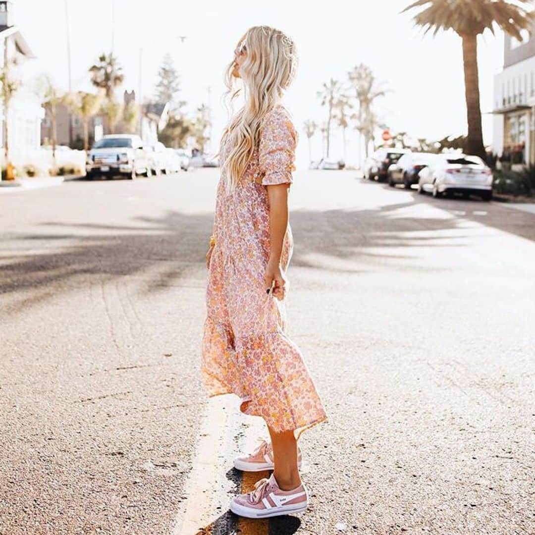 のインスタグラム：「Catching rays in the Quota II ☀️ #regram @lisa_allen @ariellelevyphoto 🙌🏽👌🏽#golaclassics」