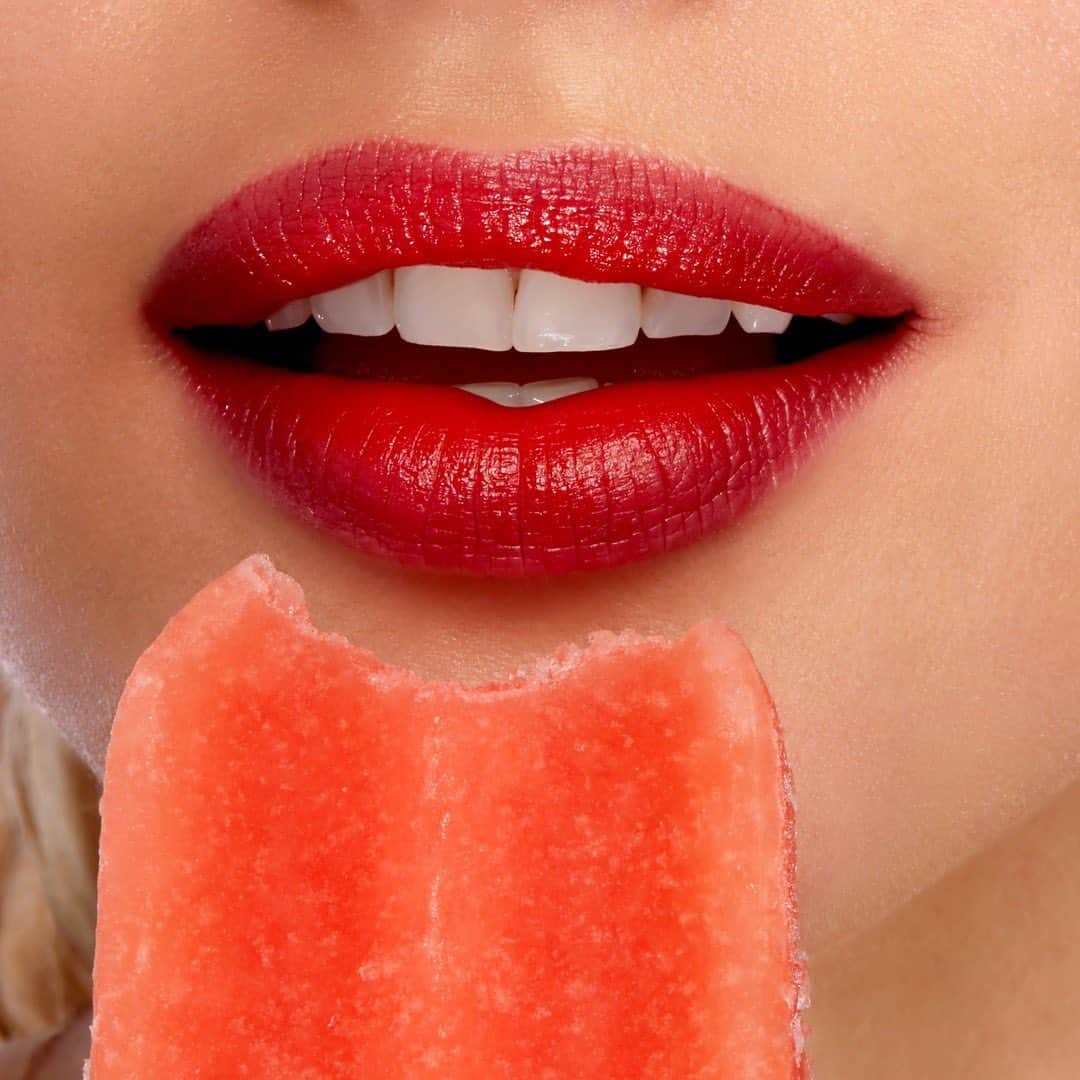 Revlonさんのインスタグラム写真 - (RevlonInstagram)「Seasonal provisions: Popsicles and #SuperLustrous Lipstick in Certainly Red 💄 . Photo by @revlon_ru  #lipstick #lips #lipcolor」8月13日 3時01分 - revlon