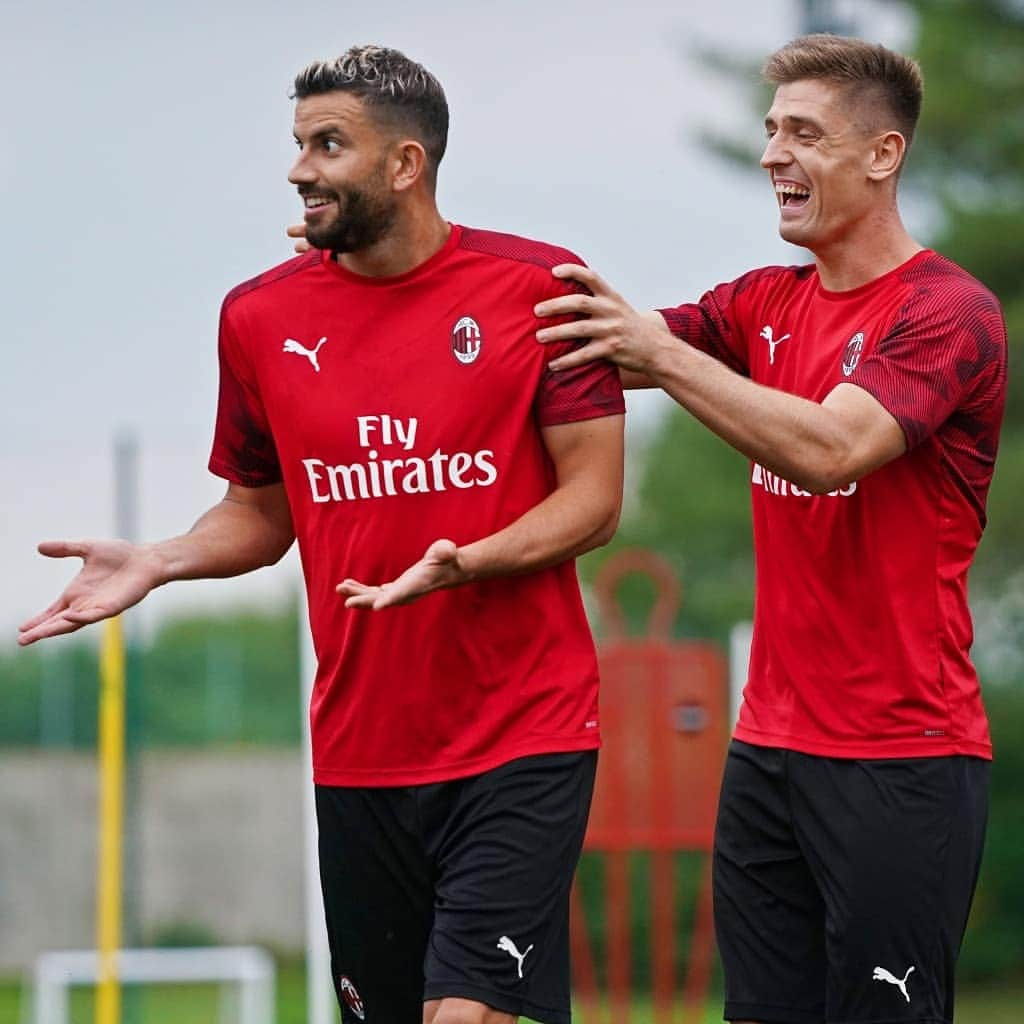 ACミランさんのインスタグラム写真 - (ACミランInstagram)「All fun and games at Milanello 🔴⚫」8月13日 3時03分 - acmilan