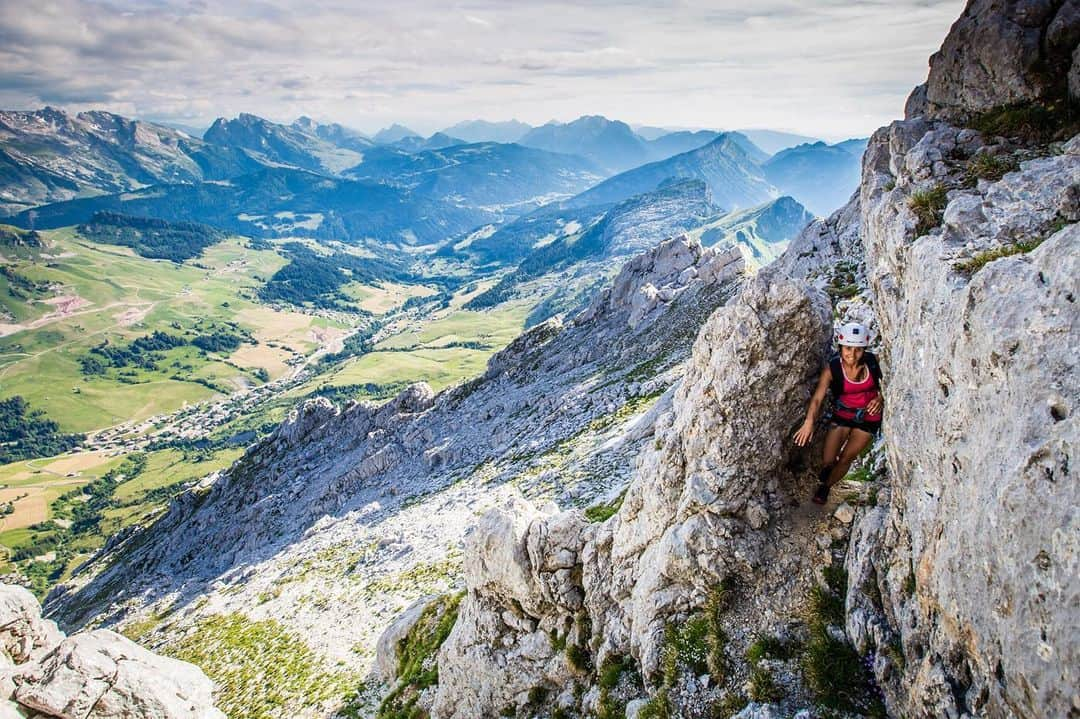 マチルド・ベセーラさんのインスタグラム写真 - (マチルド・ベセーラInstagram)「Mon terrain de jeu préféré! Je me sens comme un poisson dans l’eau dans cette magnifique région que je continue de découvrir depuis mon arrêt des compétitions. A chaque fois c’est un nouveau voyage offrant des vues imprenables, de l’air frais, des animaux sauvages, du calme,... tous les éléments réunis pour se sentir vivant et se ressourcer 🤩 Et du coup ne plus avoir envie de redescendre 😅 . My favorite play field! Feeling right in my element in that beautiful region that I keep discovering since I stopped competing. Every time it’s a new journey filled with stunning views, fresh air, wild animals, peaceful nature,... everything to feel alive and recharge 🤩 And then I never want to get down 😅 . 📸 @thom_ferry . #climbingday #climbinggirl #iloveclimbing #climbing_pictures_of_instagram #hikinglife #adventurelife #hikinggirl #climbinggirl #natureaddict #coursedarete #jallouvre #frenchalps #ourplanetdaily #naturephotography #naturebeauty #naturelovers #adventuregirl #adventuretime #mothernature #wellness #blissful #landscape #wanderwomeninc #wanderlust #happylife #outdoors #neverstopexploring #followyourdreams #womenwhoexplore #tiedtobefree」8月13日 3時11分 - mathildebecerra