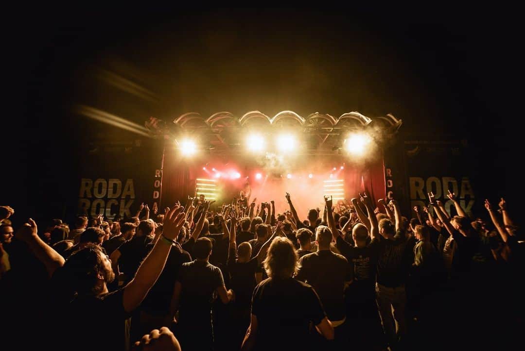 Crystal Lakeさんのインスタグラム写真 - (Crystal LakeInstagram)「Thank you @rodarock_festival! What a great night! See ya next time 👍  Photo: @johngyllhamn  #CrystalLake #Helix #WorldTour2019」8月13日 3時12分 - crystallake777