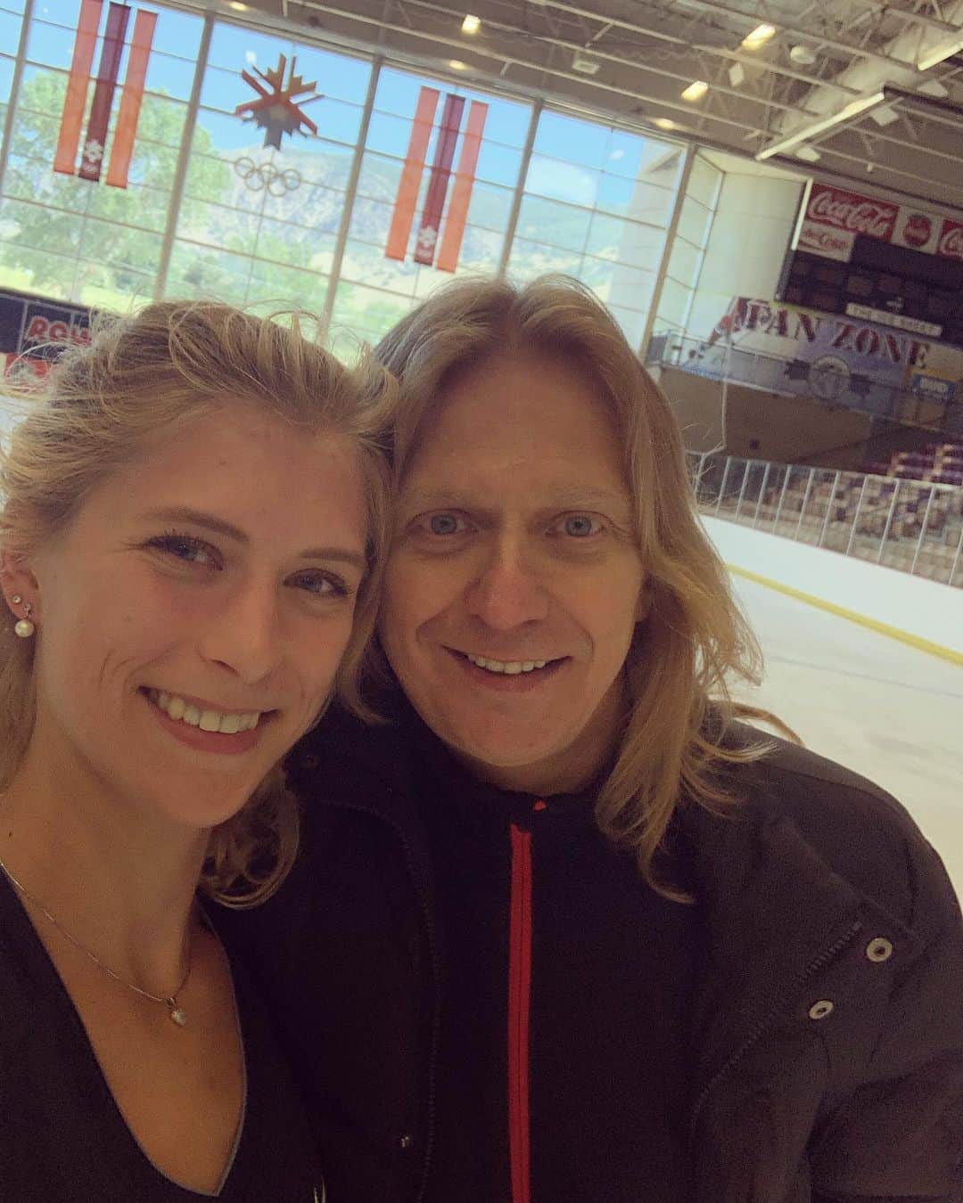 エリスカ・ブレジノワのインスタグラム：「Back at it with Jozef 🤗 #saltlakecity #utah #mountains」
