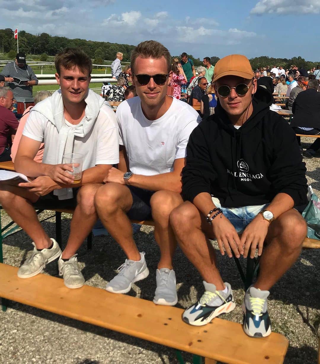 ウッフェ・ベックのインスタグラム：「Hongkong Honcho. 🐎💨🥇 Krikken med en knækket ankel og fart i fusserne💰💰 #højrebagfodhardetfint」