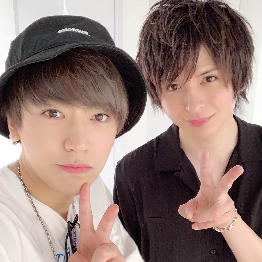 VAMBIのインスタグラム：「イケメンがイケメンに髪を切ってもらったらそれはもうイケメンの中のイケメン。  #ヴァンゆん #ヴァンビ #ゆん #youtuber #youtubers #youtubechannel #youtube」