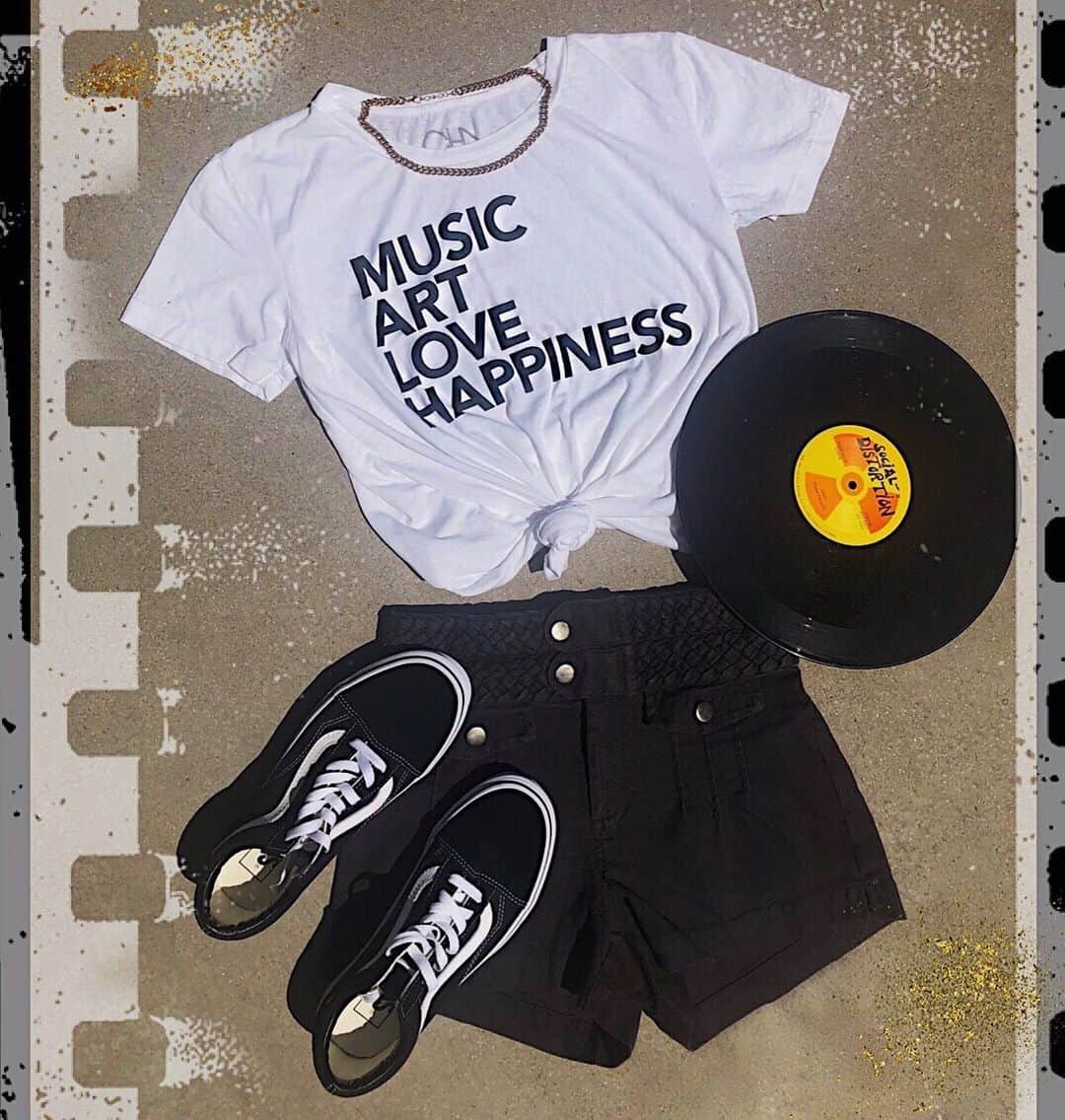 チェイサーのインスタグラム：「Happy National Vinyl Day⚡️ drop your favorite tunes down below🎶⬇️ #chaserbrand #nationalvinylday #vinylday #music #graphictee #vinyl」