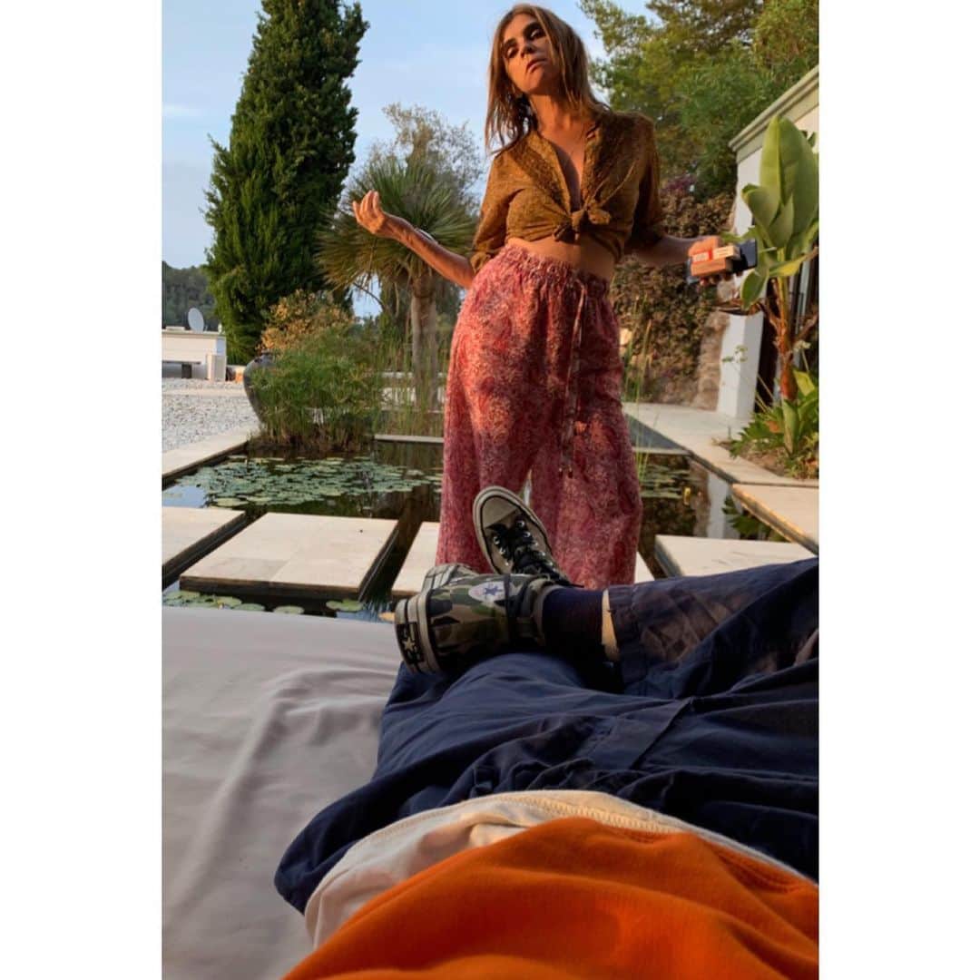 カリーヌ・ロワトフェルドのインスタグラム：「Sunset colors— how many more sunsets we’ll we see? @sebastianfaena」