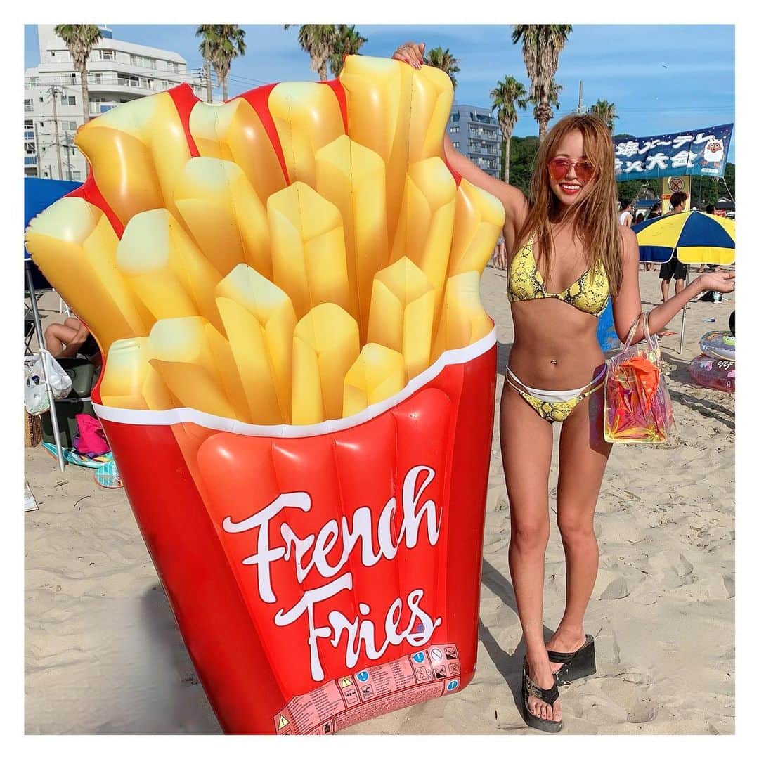 のインスタグラム：「. . 今日は内海ビーチクリーンチャリティFesに 出演で内海海水浴場に いってきました〜‼️ . 出演以外の時間は海で遊んだり 海の家にいったり🏖☀️ (はしゃぎすぎてサングラス無くしたw) . タイム中はみんな盛り上がってくれて 本当楽しかった💓 . ちなみにこのチャリティイベント アフターパーティが8月30日に 名古屋ダイヤモンドホールで開催されるので よければそちらもチェックしてね✨ . #utsumi #beach #potato #frenchfries #summer #enjoy」
