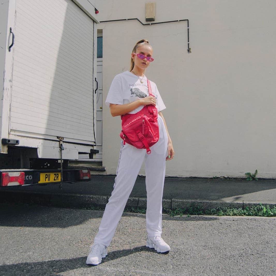 ジョージジーナ&ルーシーのインスタグラム：「It’s @natwinter_ with our „Pu$h Her“ 🔥🔥🔥 • • • • • • • • #georgeginalucy #berlin #summer #outfit #fashion #streetwear #streetfashion #streetstyle #pink #pastel #hypebae #hsstyle #highsnobiety #35mm #vsco #tumblr #tumblrgirl #pastelgrunge #grungegirl #simplefits #baesmentapproved #wiwt #sunglasses」