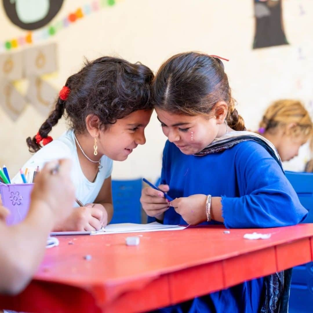 unicefさんのインスタグラム写真 - (unicefInstagram)「“When we first met I didn’t understand anything she said, but I really liked her smile. Over time I taught her some Arabic and she is teaching me some of her language too.” Despite their differences, Yasmeen and Aisha are now inseparable. By choosing respect, support and kindness, we can make our communities safe and supportive. #ENDviolence #BTSLoveMyself @unicef_jordan」8月13日 3時45分 - unicef