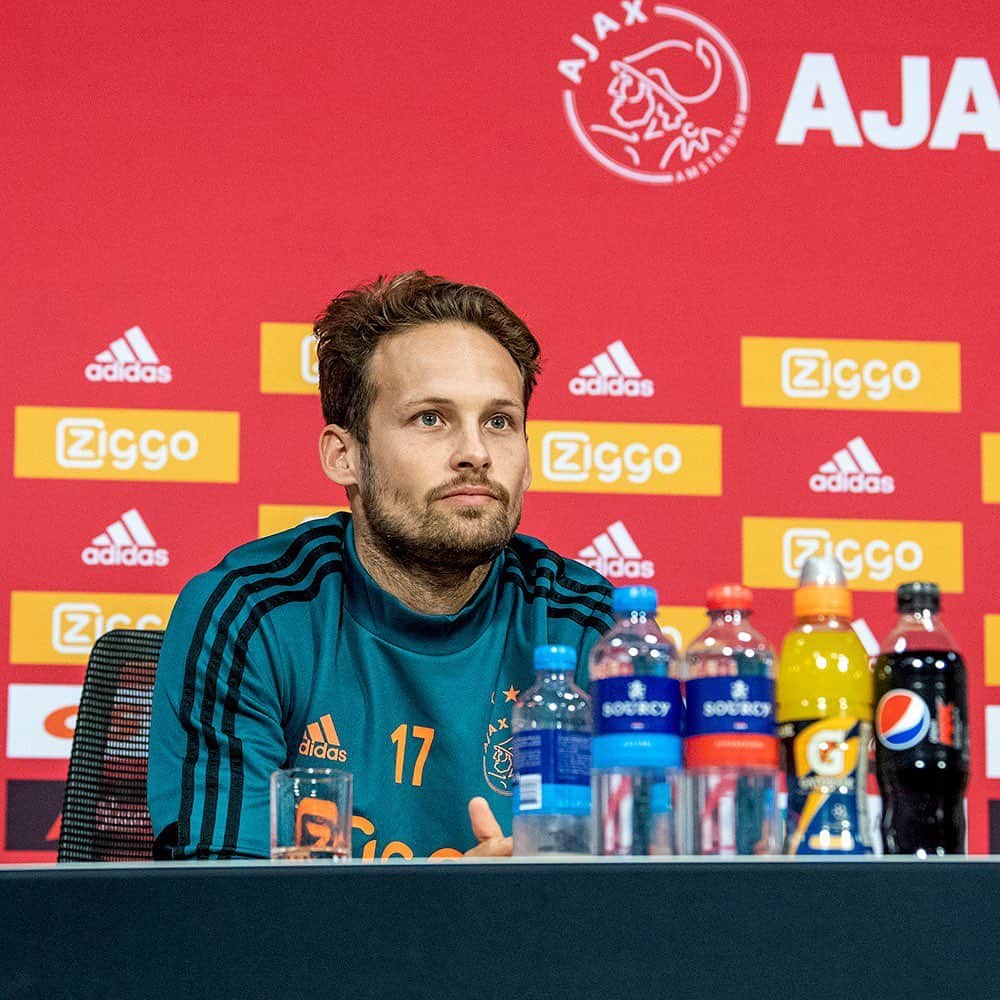 デイリー・ブリントのインスタグラム：「Press Conference.. Focused」