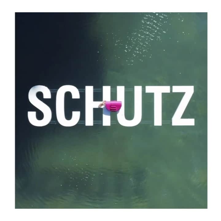 Schutzのインスタグラム：「SCHUTZ with a view. |  #schutzsummer #unlockyourcity #schutzhandbags」