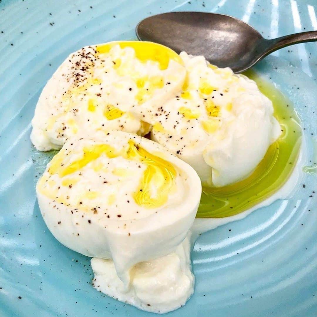 Food & Wineさんのインスタグラム写真 - (Food & WineInstagram)「According to Digital Restaurant Editor @mariayagz, "burrata drizzled in olive oil is the perfect summer meal" and just like that, we're adding it to our meal mood board for the rest of the month. In fact, it's so perfect that @maurocolagreco has it on the menu at his new pizzeria @pecora_negra_menton, just down the coast in France from his world-acclaimed @restaurantmirazur—no incredibly-hard-to-get reservation required. 📷: @mariayagz」8月13日 4時11分 - foodandwine