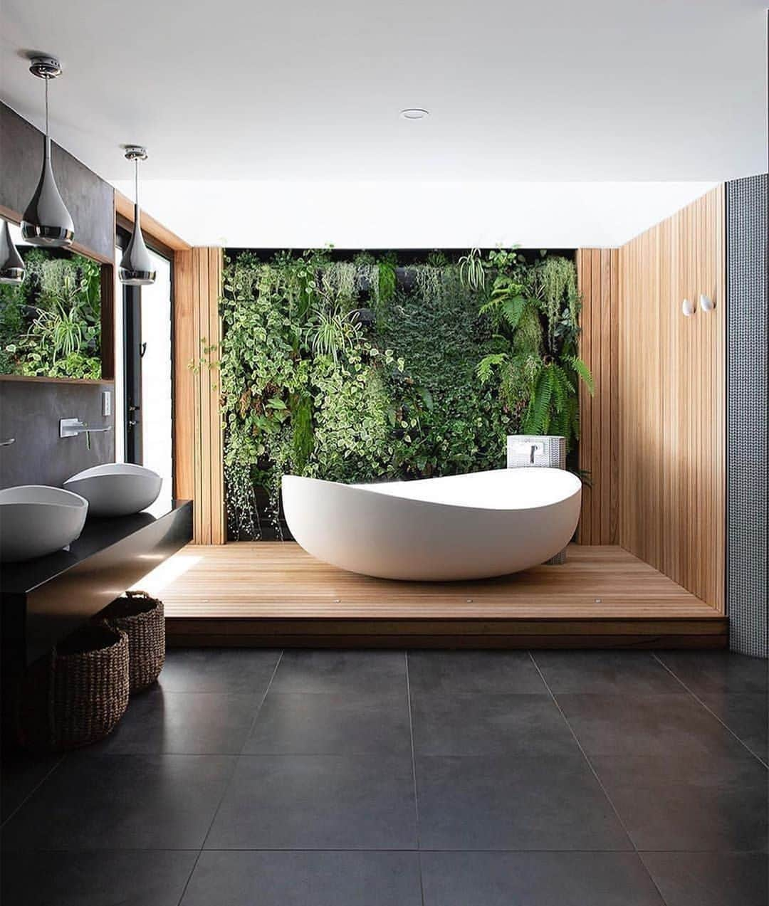 MT DOMAINEさんのインスタグラム写真 - (MT DOMAINEInstagram)「Every bathroom needs a living wall. 🌿 | photo: @villastyling | location: @treetops_byron」8月13日 4時05分 - mydomaine