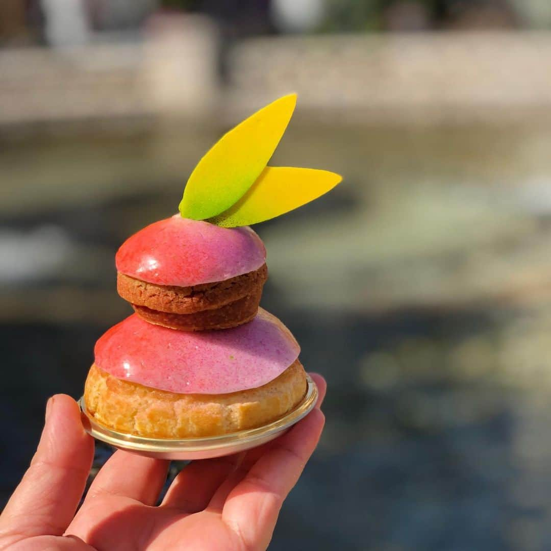 DOMINIQUE ANSEL BAKERYさんのインスタグラム写真 - (DOMINIQUE ANSEL BAKERYInstagram)「Next up in LA: our Birds of Paradise Religieuse, a double-decker cream puff inspired by the tropical flower, filled with creamy coconut pandan ganache and fresh passion fruit curd. Starts today at @dominiqueanselLA.」8月13日 4時07分 - dominiqueansel