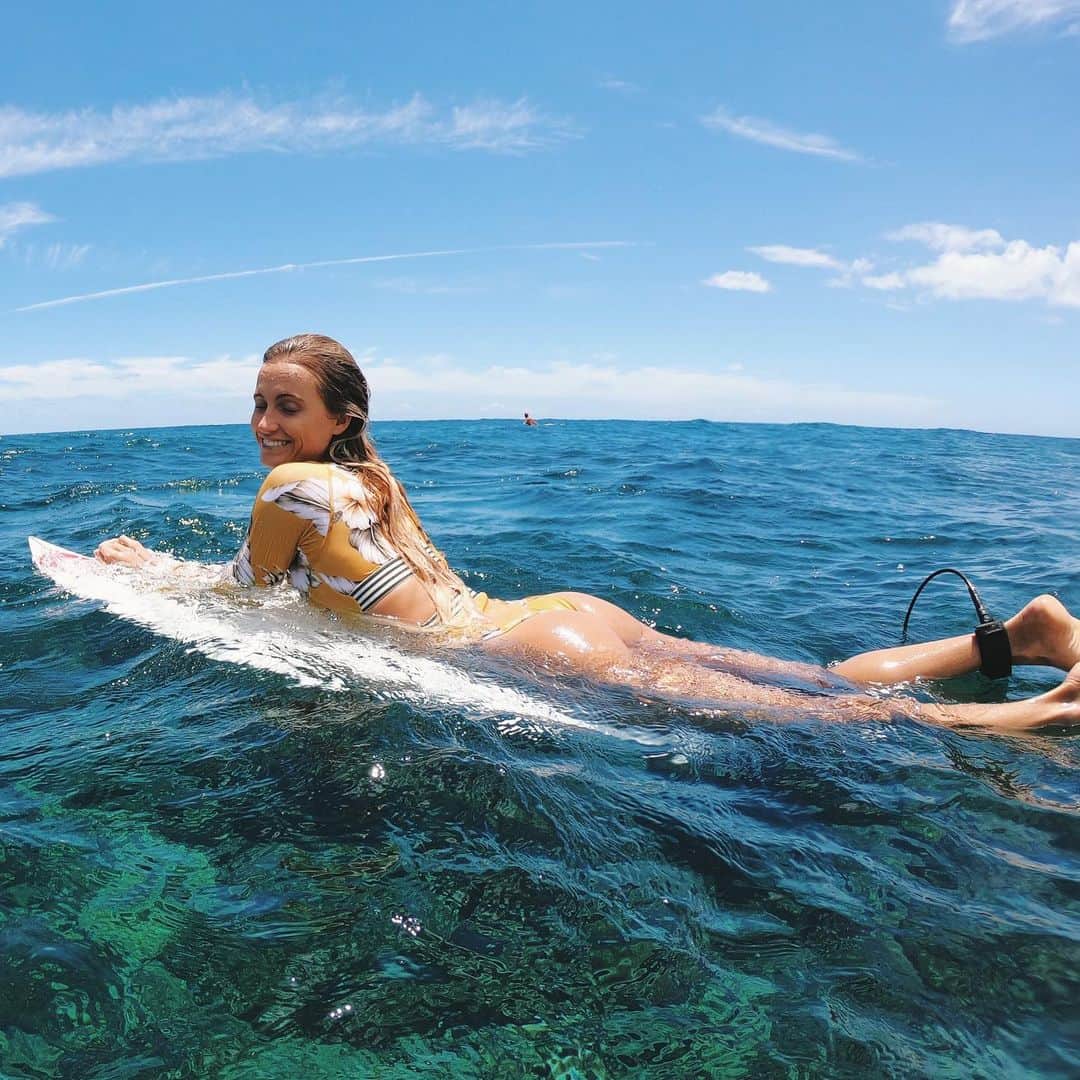 アラナ・ブランチャードのインスタグラム：「My happy place. As cheesy as that might sound it truly is my happy place. If I’m not having a good day and I go surfing it literally changes me. So thankful I get to do this✨」