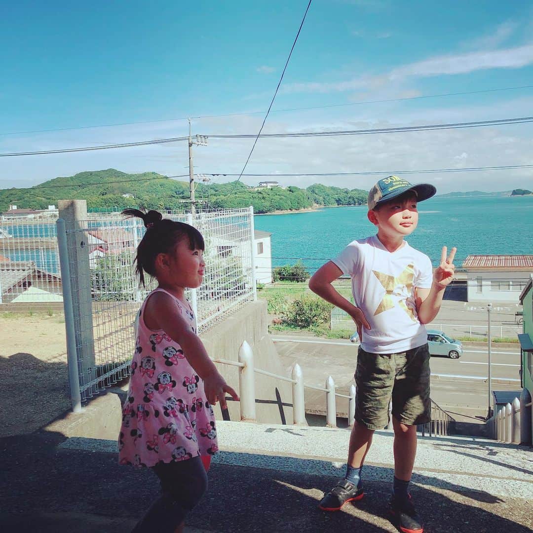 山内智恵さんのインスタグラム写真 - (山内智恵Instagram)「おばあちゃんがいる愛媛へ💗 ・ ・ しまなみ海道を渡るの すごく好きー❣️ ・ ・ 大三島で途中下車 多々羅しまなみ公園へ💖 ・ ・ 幸せの鐘らしてきたヨッ🔔✨ ・ ・ 私が生まれた島 私が今まで見てきたこの島々 ・ ・ 海、空、橋、月、星、、、 全てを伝えて行きたいな💖 ・ ・ おばあちゃんや、 おじさん、 おばさん、 父、母 世代を超えて 伝えられた 島の素晴らしさ✨ #山内智恵 #マキろん #帰省 #私の生まれた場所  #しまなみ海道  #伯方島 #大三島 #多々羅しまなみ公園  #伝えたい  #島の素晴らしさ」8月13日 4時08分 - chie_yamauchi