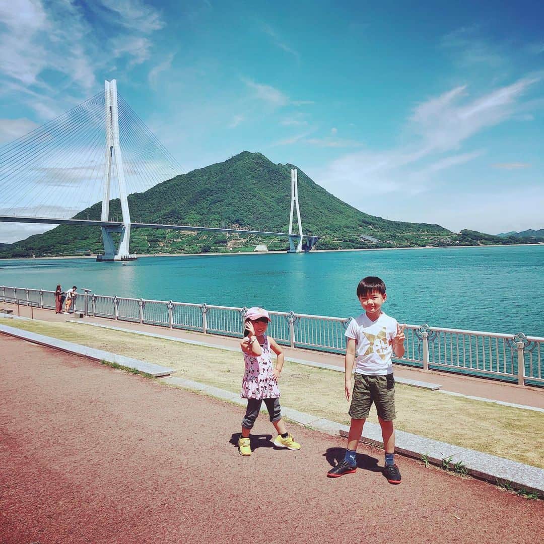 山内智恵さんのインスタグラム写真 - (山内智恵Instagram)「おばあちゃんがいる愛媛へ💗 ・ ・ しまなみ海道を渡るの すごく好きー❣️ ・ ・ 大三島で途中下車 多々羅しまなみ公園へ💖 ・ ・ 幸せの鐘らしてきたヨッ🔔✨ ・ ・ 私が生まれた島 私が今まで見てきたこの島々 ・ ・ 海、空、橋、月、星、、、 全てを伝えて行きたいな💖 ・ ・ おばあちゃんや、 おじさん、 おばさん、 父、母 世代を超えて 伝えられた 島の素晴らしさ✨ #山内智恵 #マキろん #帰省 #私の生まれた場所  #しまなみ海道  #伯方島 #大三島 #多々羅しまなみ公園  #伝えたい  #島の素晴らしさ」8月13日 4時08分 - chie_yamauchi