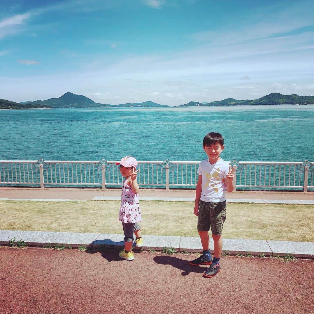 山内智恵さんのインスタグラム写真 - (山内智恵Instagram)「おばあちゃんがいる愛媛へ💗 ・ ・ しまなみ海道を渡るの すごく好きー❣️ ・ ・ 大三島で途中下車 多々羅しまなみ公園へ💖 ・ ・ 幸せの鐘らしてきたヨッ🔔✨ ・ ・ 私が生まれた島 私が今まで見てきたこの島々 ・ ・ 海、空、橋、月、星、、、 全てを伝えて行きたいな💖 ・ ・ おばあちゃんや、 おじさん、 おばさん、 父、母 世代を超えて 伝えられた 島の素晴らしさ✨ #山内智恵 #マキろん #帰省 #私の生まれた場所  #しまなみ海道  #伯方島 #大三島 #多々羅しまなみ公園  #伝えたい  #島の素晴らしさ」8月13日 4時08分 - chie_yamauchi