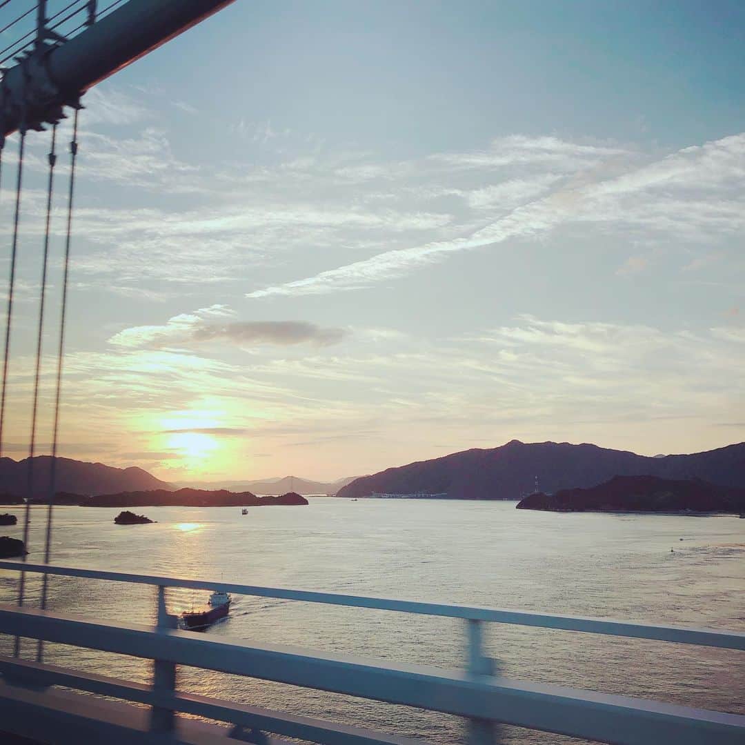 山内智恵さんのインスタグラム写真 - (山内智恵Instagram)「おばあちゃんがいる愛媛へ💗 ・ ・ しまなみ海道を渡るの すごく好きー❣️ ・ ・ 大三島で途中下車 多々羅しまなみ公園へ💖 ・ ・ 幸せの鐘らしてきたヨッ🔔✨ ・ ・ 私が生まれた島 私が今まで見てきたこの島々 ・ ・ 海、空、橋、月、星、、、 全てを伝えて行きたいな💖 ・ ・ おばあちゃんや、 おじさん、 おばさん、 父、母 世代を超えて 伝えられた 島の素晴らしさ✨ #山内智恵 #マキろん #帰省 #私の生まれた場所  #しまなみ海道  #伯方島 #大三島 #多々羅しまなみ公園  #伝えたい  #島の素晴らしさ」8月13日 4時08分 - chie_yamauchi