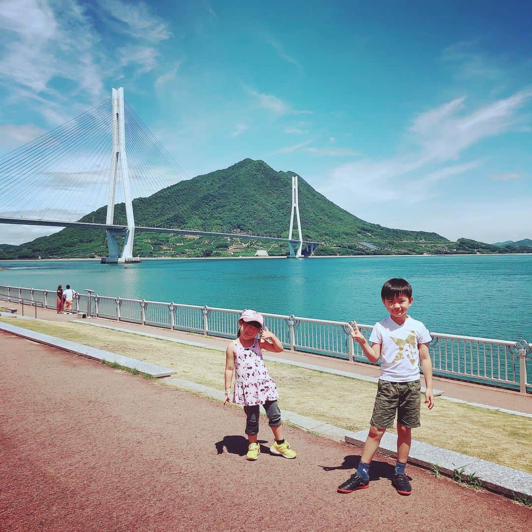 山内智恵さんのインスタグラム写真 - (山内智恵Instagram)「おばあちゃんがいる愛媛へ💗 ・ ・ しまなみ海道を渡るの すごく好きー❣️ ・ ・ 大三島で途中下車 多々羅しまなみ公園へ💖 ・ ・ 幸せの鐘らしてきたヨッ🔔✨ ・ ・ 私が生まれた島 私が今まで見てきたこの島々 ・ ・ 海、空、橋、月、星、、、 全てを伝えて行きたいな💖 ・ ・ おばあちゃんや、 おじさん、 おばさん、 父、母 世代を超えて 伝えられた 島の素晴らしさ✨ #山内智恵 #マキろん #帰省 #私の生まれた場所  #しまなみ海道  #伯方島 #大三島 #多々羅しまなみ公園  #伝えたい  #島の素晴らしさ」8月13日 4時08分 - chie_yamauchi