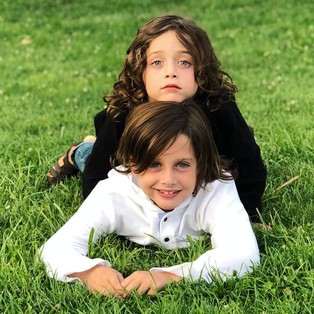 レイチェル・ゾーさんのインスタグラム写真 - (レイチェル・ゾーInstagram)「A quick pause for this 📸 while they rolled down the hill nonstop during our family dinner 🙈🤪.. #alwaysinmotion #mcm ❤️🥰 #brothers xoRZ」8月13日 4時08分 - rachelzoe