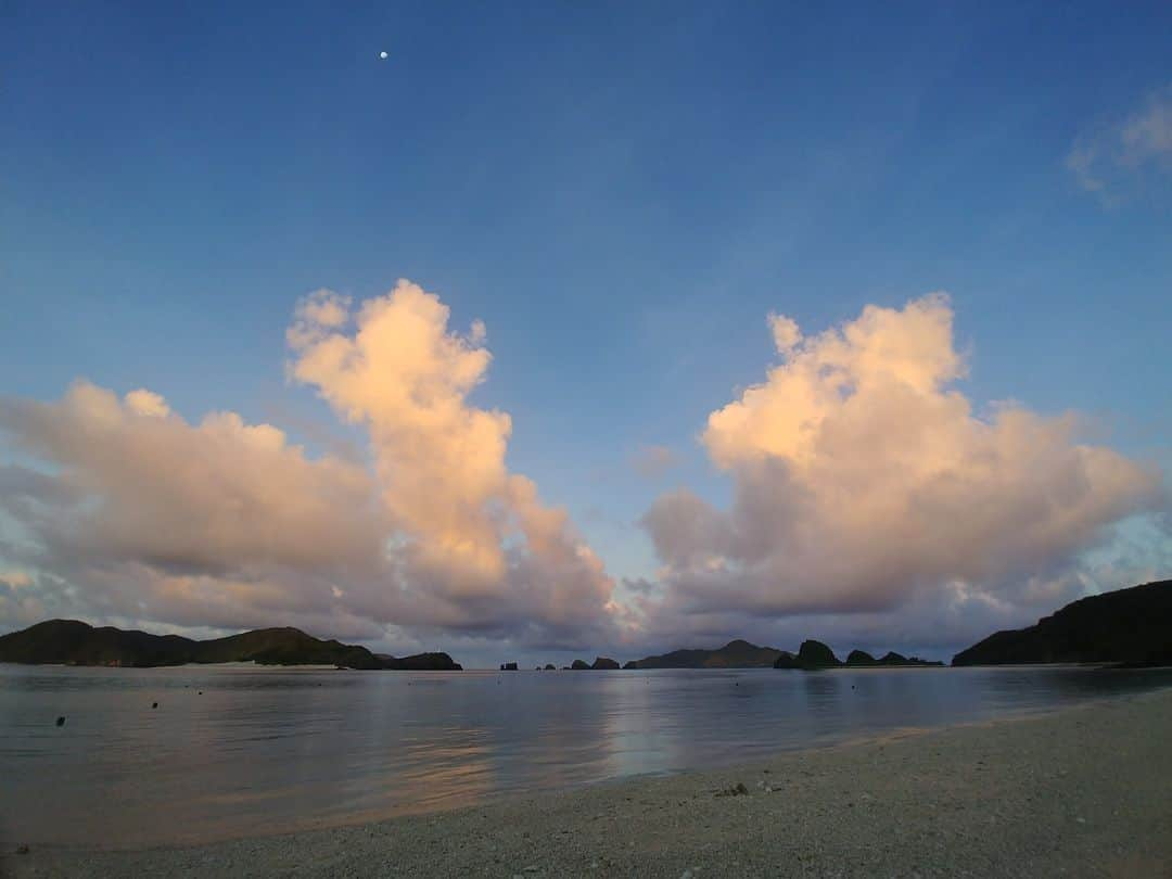 日本の国立公園さんのインスタグラム写真 - (日本の国立公園Instagram)「Follow: @nationalpark_japan⠀ Location: Ama Beach, Zamami island, Okinawa/沖縄　座間味島　阿真ビーチ⠀ .⠀ At dawn, when no one is here to see the calm ocean, a quiet and peaceful time flows contrary to the daytime when Ama Beach is bustling with people.⠀ .⠀ On our Instagram, we will also share wonderful photos of National Parks of Japan posted on Instagram with the tag #nationalparksjp. We look forward to your participation!⠀ .⠀ #KeramashotoNationalPark #慶良間諸島国立公園 #沖縄県⠀ .⠀ #NationalPark #nationalparks #nature #findyourpark #instafollow #japan #landscape #landscape_lovers #ourplanetdaily #landscapephotography #hiking #outdoors #traveling #travel #explore #visitjapanjp #日本 #國家公園 #일본 #국립공원 #国立公園」8月13日 15時00分 - nationalpark_japan