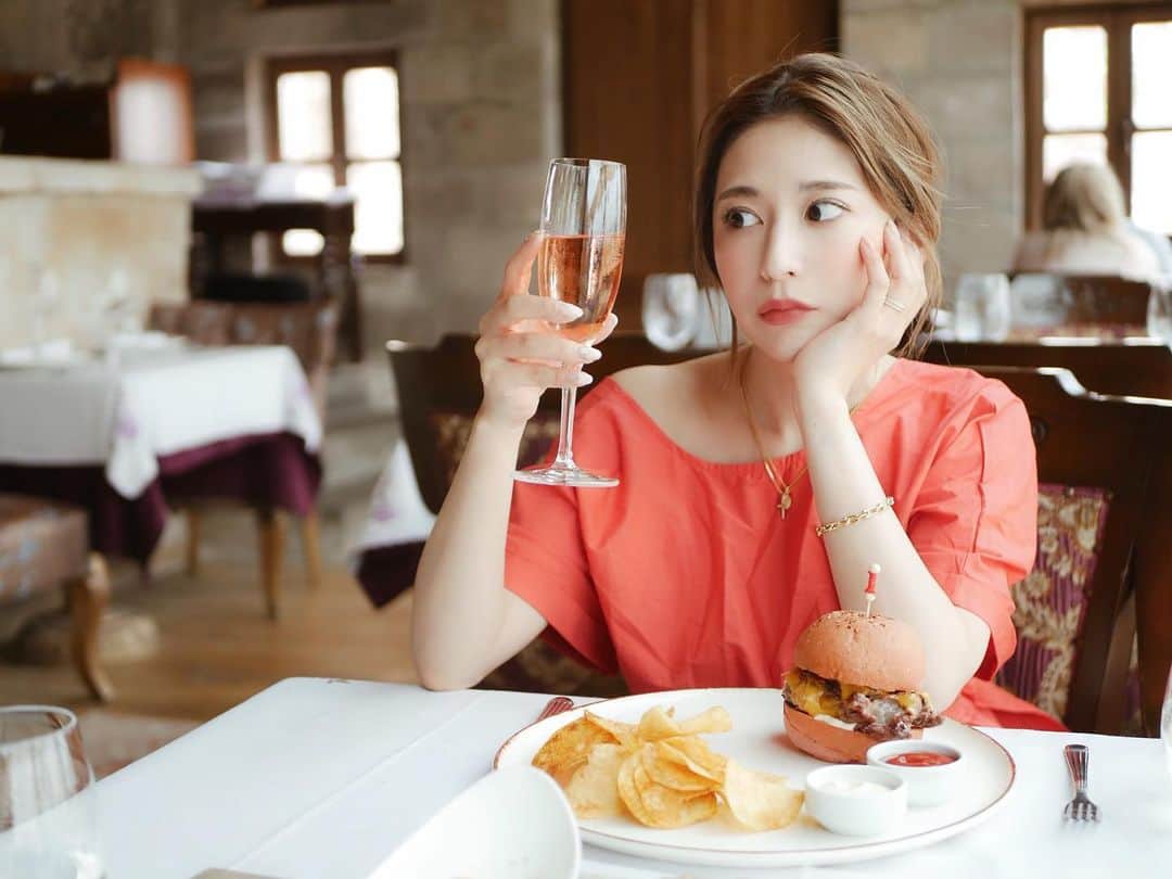 仲村美香さんのインスタグラム写真 - (仲村美香Instagram)「ランチはホテルのレストランで♡ ハンバーガー頼んだんだけど、 ピンク色のパンで可愛かった🤣🤣 なっちゃんは煮込み料理？みたいなスープ飲んでたよ🐶🌸 ロゼのシャンパンがワンピースと色合ってる♡笑笑 ・ ・ ・ ・ #カッパドキア#トルコ#turkey#Cappadocia#museumhotel #ミュゼウムホテル#洞窟ホテル#coordinate#ootd#outfit#fashion#ワンピース#MARQUE#tiffany #MIDASTOUCH」8月13日 15時01分 - mikapu0519