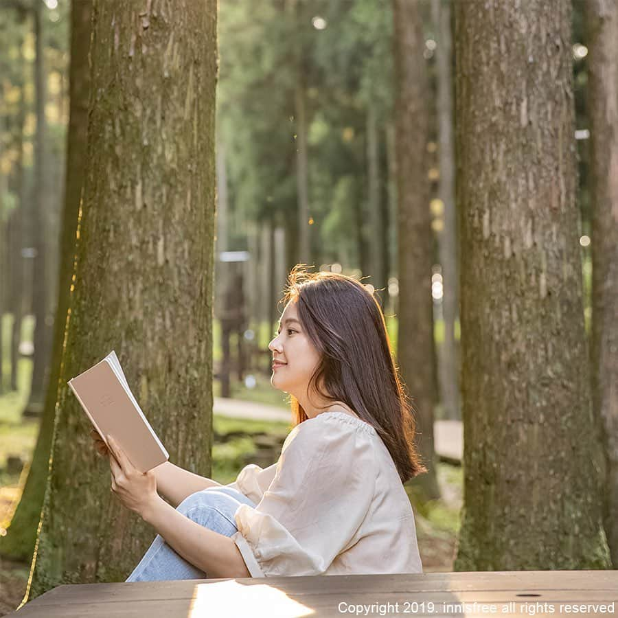 innisfree official (이니스프리) さんのインスタグラム写真 - (innisfree official (이니스프리) Instagram)「inni's summer survival tip 3. Staying in the woods makes you forget about the heat of summer! Reading and walking can help you do just that. What about you? How are you surviving the summer? ⠀ 이니의 여름나기 3. 숲 속에 오면 무더위도 잊게 돼요! 책도 보고, 산책도 하고.. 여러분은 어떻게 여름을 보내고 있나요?」8月13日 15時01分 - innisfreeofficial