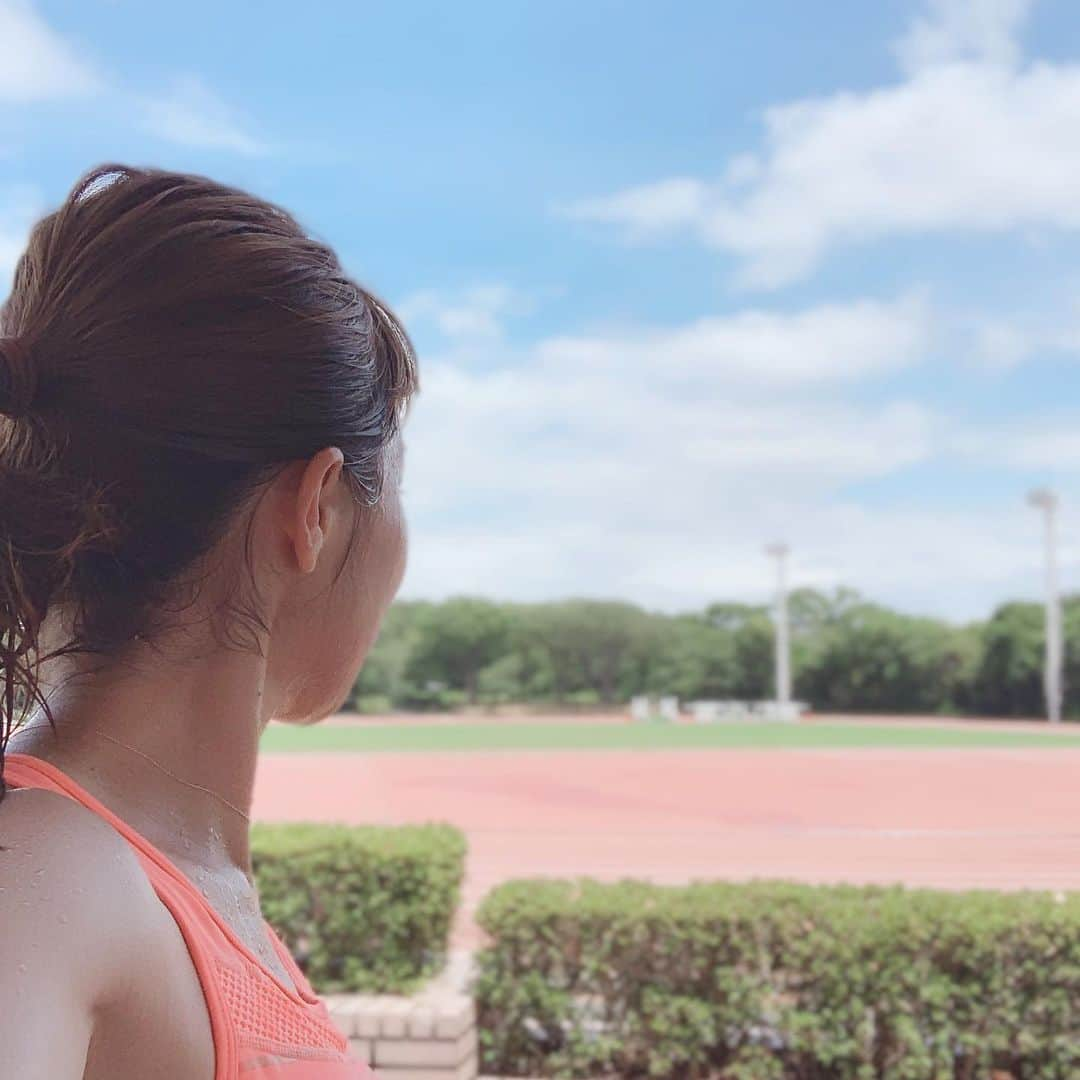 鈴木莉紗さんのインスタグラム写真 - (鈴木莉紗Instagram)「インターバル🏃‍♀️💨 キツすぎてメニュー変えようと思ったけど、 途中でやめたりすると悔しい気持ちでいっぱいになるから完遂！！ 冬とあまり変わらないタイムでできたから強くなってきたのかな😳 ・ #running #ランニング #ランニング女子 #マラソン女子 #マラソン練習 #ぼっち練習 #夏ラン #馬拉松 #馬拉松訓練 #跑步的日子都是好日子 #間歇訓練 #intervaltraining #インターバル走 #newbalance #hanzov2  #selfie #ぼっちラン #trackandfield」8月13日 13時32分 - suzuki__lisa