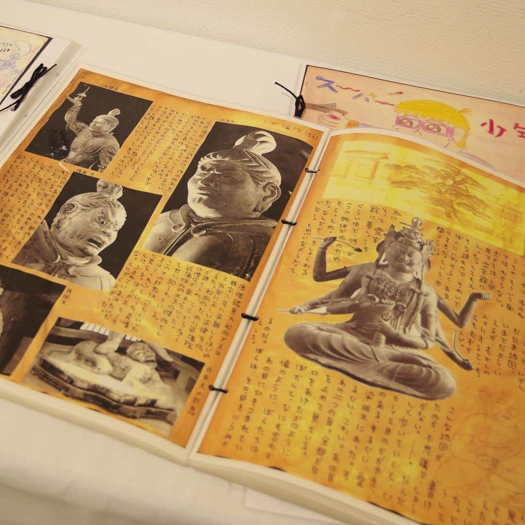 eclat.magazineさんのインスタグラム写真 - (eclat.magazineInstagram)「ちょっと夕涼みに『みうらじゅんフェス！』@富山市民プラザに行ってきました。  みうらさんの小学生時代の怪獣スクラップ、壁新聞、仏像スクラップに始まる「マイブーム」の全容。膨大なコレクションの“一軍”たちが会場を埋め尽くしています。川崎よりパワーアップしているところもあっていい感じでした。  8/11限定のナイター営業では、先着100名にボンカレー&ライス、先着200名にうちわのプレゼントも。お盆だしボンカレーなんだな👍で済ますところでしたが、１階ホールの勉強スペース（？）の隅に、ささやかな「イートインコーナー」を発見。  連休中日の夕飯、きときとな富山にいてカレーか…。しかし、誰もやらないことは誰かがやらなきゃならないわけです。自習に励む未来ある子供たちの横で、いそいそレンチン開始。  個人的に10年ぶりくらいのボンカレーは、「東京から富山へ来たのはこの一口のためだったのかもしれない」と感じるまろやかさでした。  会期は9/1までですが、8/15まで先着100名にうちわ配布、8/17までグッズ抽選会開催とお盆サービスが充実。夏の金沢旅と合わせてどうぞ。 （編集B） #富山 #富山市民プラザ #きときと #みうらじゅん #みうらじゅんフェス #みうらじゅんフェス富山 #MJ #イラストレーターなど #マイブーム #ゆるキャラ #勝手に観光協会 #いやげ物 #野帳 #うちわ #写真2枚目から #つっこみ如来  #仏像スクラップ  #甘えた坊主 #アウトドア般若心経 #冷マ #フェス飯 #ボンカレー #国産野菜使用」8月13日 13時35分 - eclat.magazine