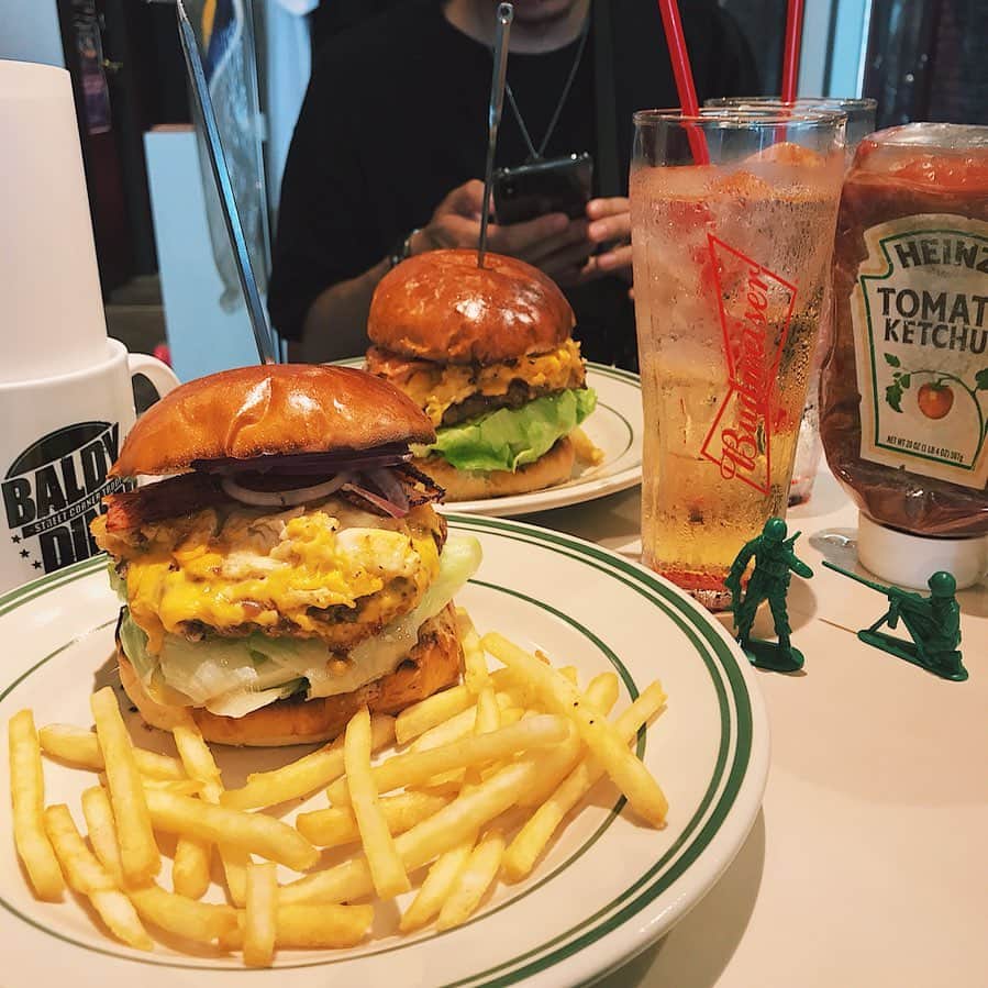 maai0528さんのインスタグラム写真 - (maai0528Instagram)「〻 🍔🍟🥤 おいしすぎた♡ また食べたい‥🤤 ． ． #lunch #hamburger #foodporn  #yummy」8月13日 13時41分 - maai0528