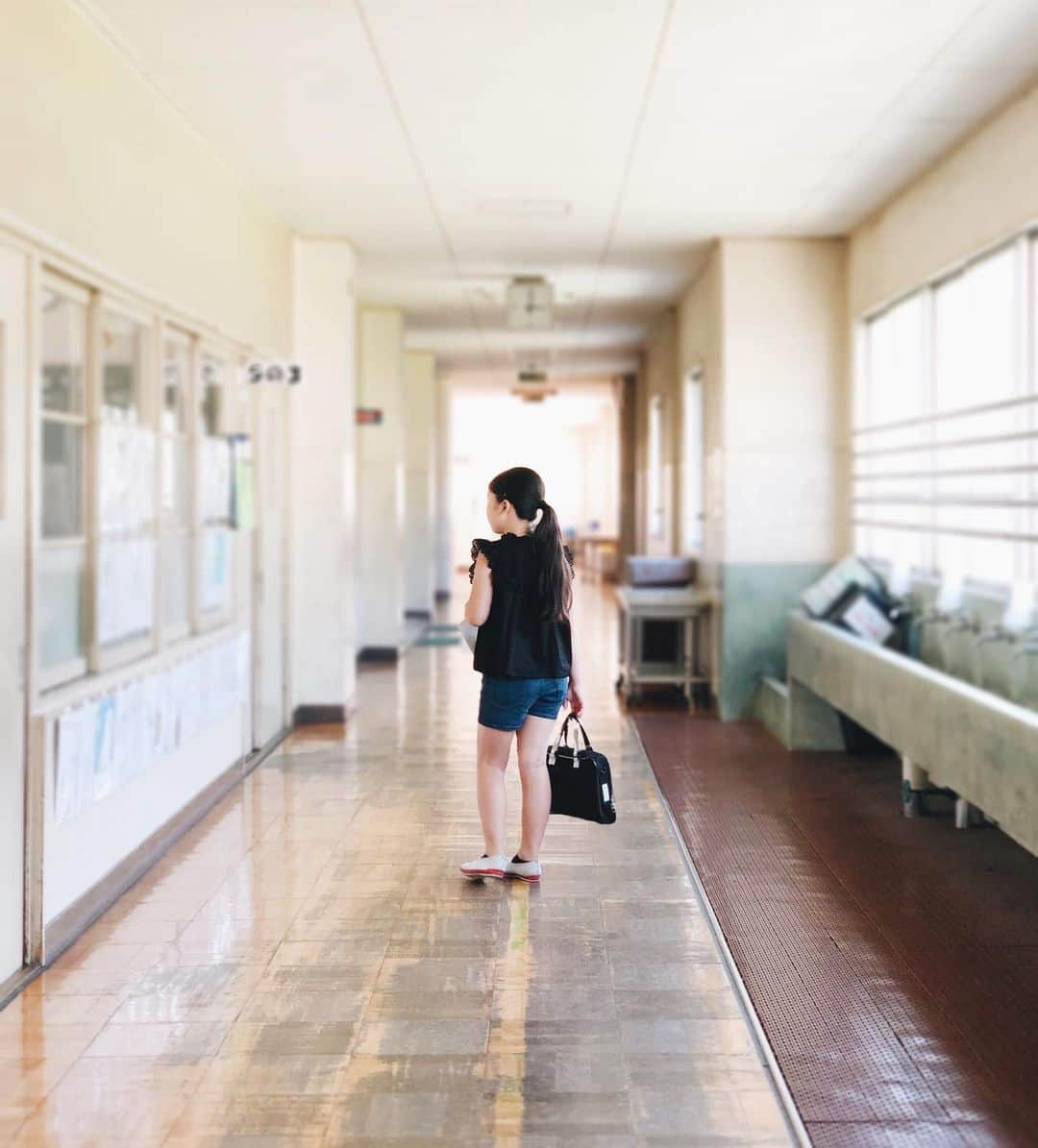 Rihoのインスタグラム：「夏休みの課題で書道を選んだのに 学校に道具を置いて来た人 笑  誰もいない学校は静かで 暑かった」