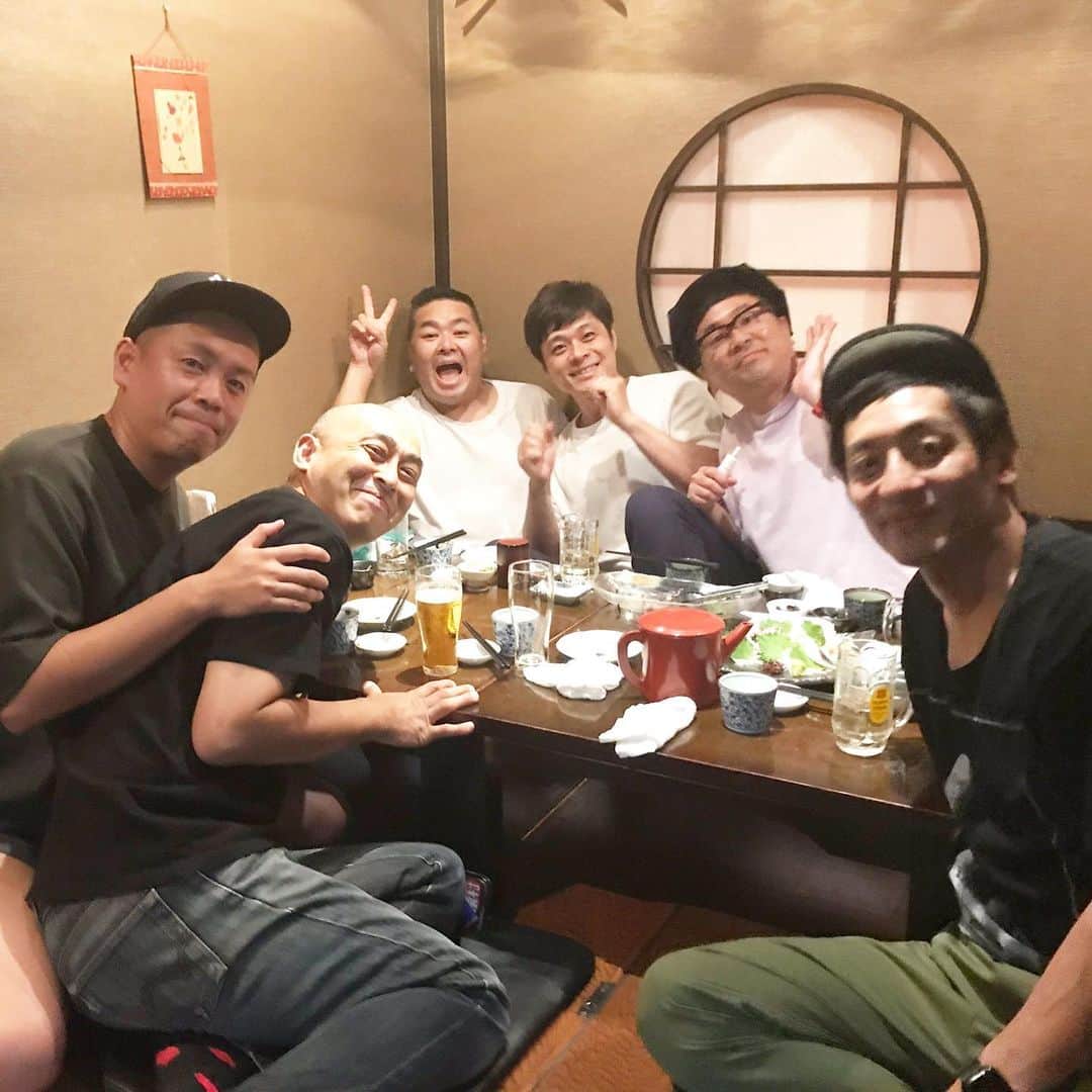 大地洋輔のインスタグラム：「久しぶりにツッコミ会で集合したよ。  相変わらずだったよ😊  楽しかったね😊😊 またよろしくね😊  #タカアンドトシ #パンクブーブー #ニブンノゴ！！ #ダイノジ #とろサーモン #錦鯉 #1人ボケ混ざっちゃった #ツッコミ会 #楽しかった」
