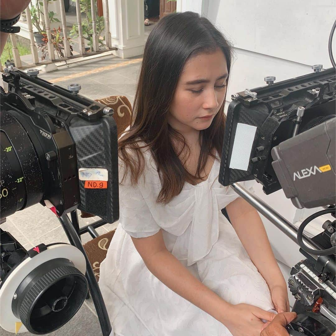 Prilly Latuconsinaさんのインスタグラム写真 - (Prilly LatuconsinaInstagram)「Adegan apa kira-kira? a. 😚💏 b. 😲👹 c. 😔🥺 #DANUR3 #SUNYARURI #DANURMovie #DANURUniverse」8月13日 13時52分 - prillylatuconsina96