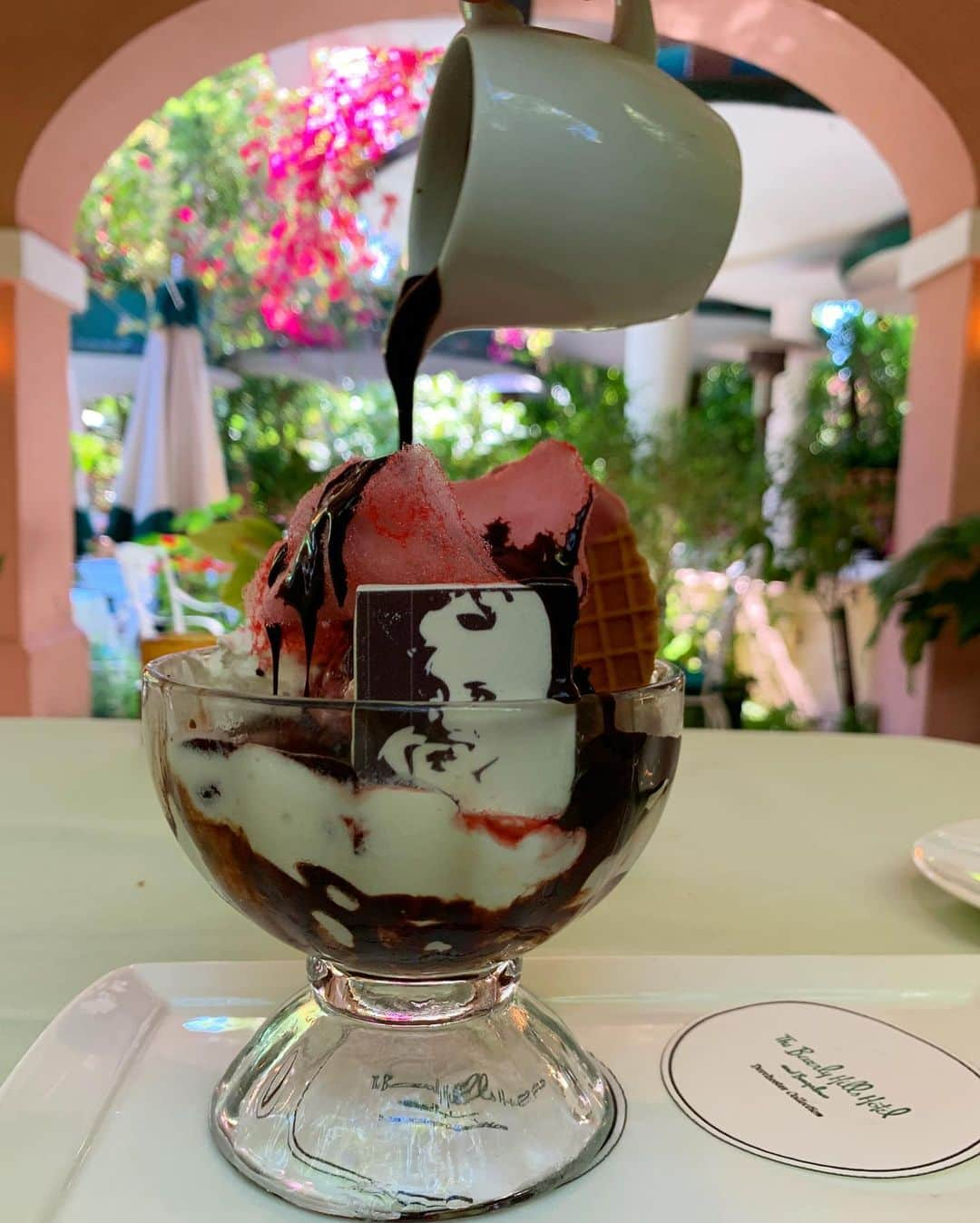 クリスティ・ブリンクリーさんのインスタグラム写真 - (クリスティ・ブリンクリーInstagram)「After every acting class Marilyn Monroe ate this Sundae at #thepololounge @bevhillshotel so I guess we can each have a bite in her honor. 💋 #doitformarilyn #marilynmonroe #beverlyhills #hollywood #tinybites」8月13日 13時53分 - christiebrinkley