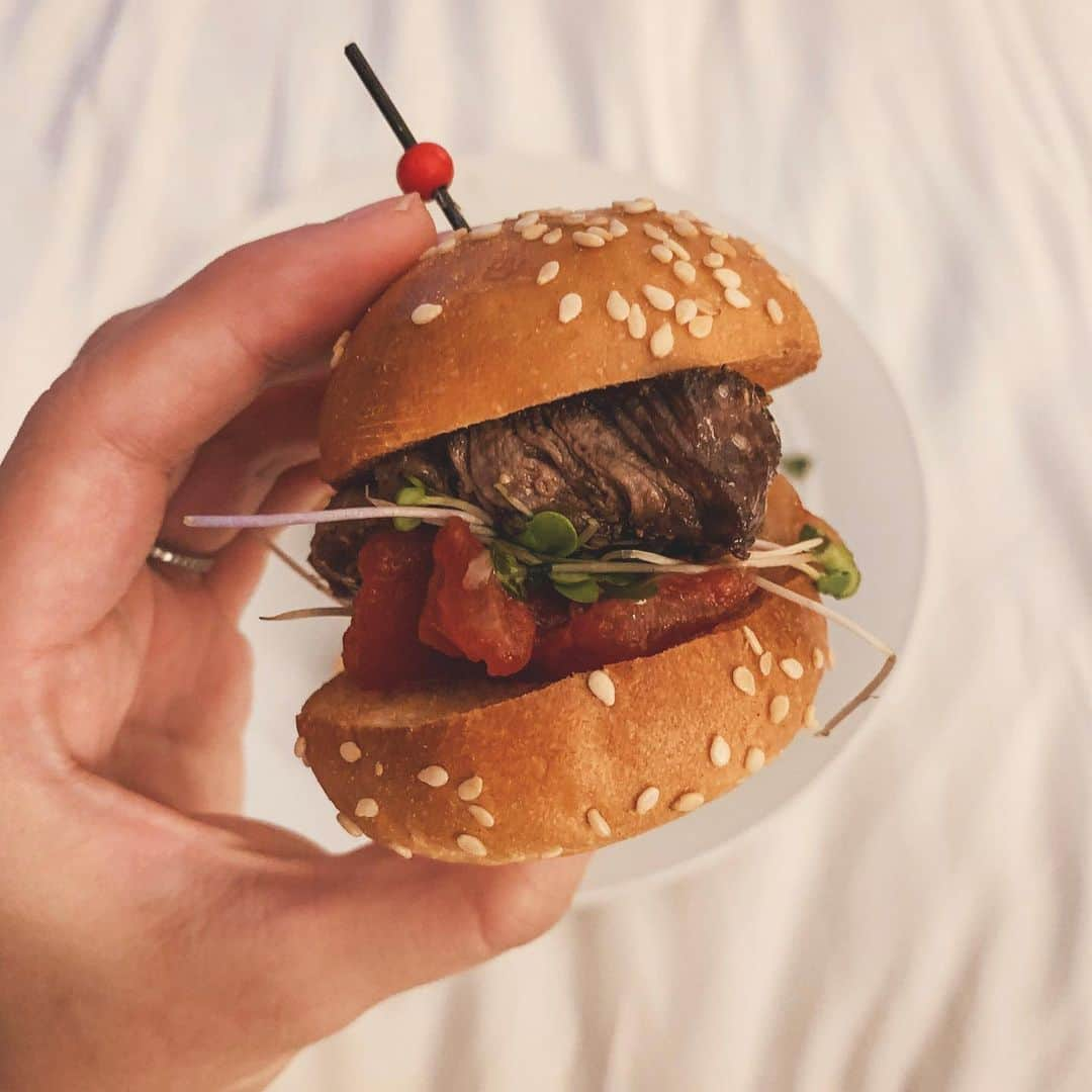 Coleen Garciaさんのインスタグラム写真 - (Coleen GarciaInstagram)「I love me some good room service 😍 these filet mignon sliders are the bestttttt」8月13日 14時05分 - coleen