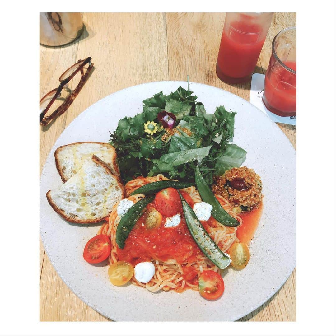のインスタグラム：「今日は、もうお仕事終わり🥳 パスタ半分って言うの忘れた🤦‍♀️いつも思うんだけど初めて入るお店の量感がわからないから、ご飯やパスタは何グラムと書いてあれば #フードロス削減 にもなると思うな☝️ ・ 今天工作很快結束🥳 忘記說我要麵少一點🤦‍♀️每家餐廳的一人份都不一樣，如果菜單上有寫幾克飯麵，應該也可以避免#foodloss ☝️ ・ ・ #フードロス #頑張って食べきる #努力吃完 #台湾 #台灣 #日本 #ハーフ #混血兒 #女優 #演員 #actress #日本語 #日文 #中国語 #中文」