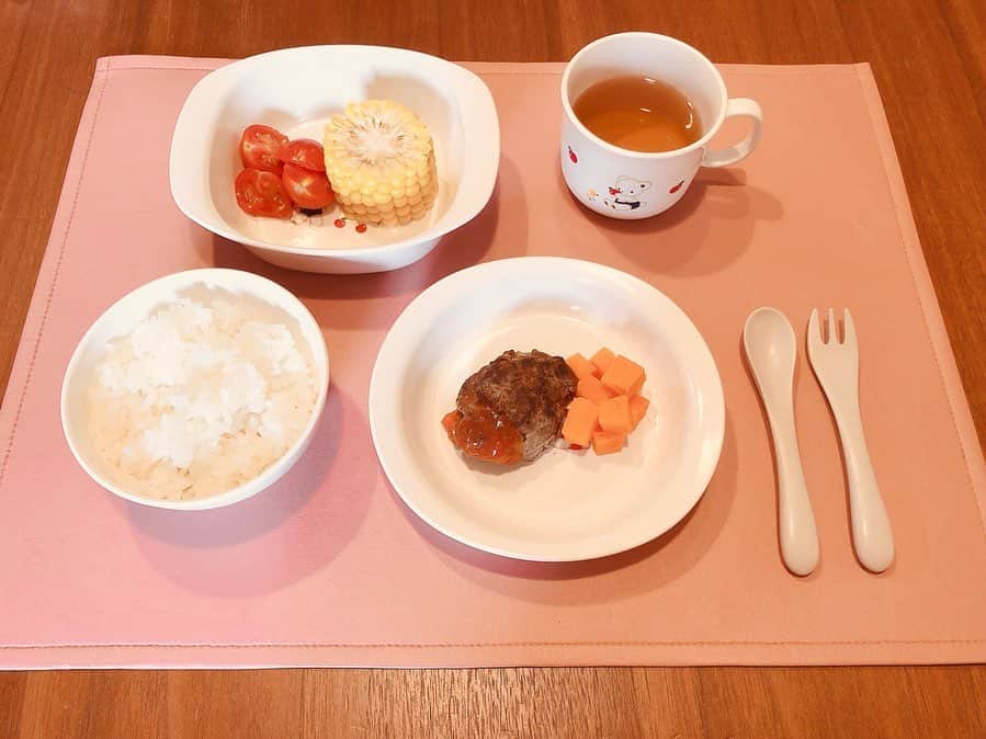 倉窪莉沙のインスタグラム：「* 今日のお昼ごはん🍽♡ 現実はこんな風にきれいにお皿を並べて 優雅に食べることは不可能🤗 大好物のトマトとトウモロコシは 隠しておいて最後に出さないと ほかのものを食べなくなってしまう🤦‍♀️ 本日も無事完食😋 しっかり食べてスクスク育っておくれ🌱💓 . #お昼ごはん #娘ごはん #コップの練習はじめました . #子育てグラム #スマイル育児 #ママライフ #ママ時々アナウンサー #アナウンサー #1歳 #1歳3ヶ月 #離乳食 #無農薬野菜 #有機野菜 #マママンマ #10mois #ファミリア #familiar #ファミちゃん #ママノワ」