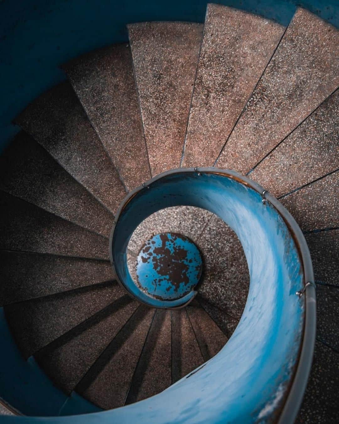 Canon Asiaのインスタグラム：「“The Taipei National University of Arts is a well-known university and I wanted to use my vision to showcase Taiwan’s characteristics.” . One way to achieve stunning results with architectural photography would be to explore 🔍 different angles. In this photo, @swayk_696 utilised a top down angle giving the spiral staircase a different look than what we are normally used to seeing in our everyday life. Find out how else to perfect 👊 your architectural photography, link in bio. . 📷 Image by @swayk_696 shot using the Canon 80D |Canon 80D EF-S 18-135mm IS USM | f/5.6 | 1/40s | ISO 100 | 24mm  Want your photos to be featured too? Tag them with #canonasia or submit them on My Canon Story, link in bio! . #canonasia #photography #stairs #architecture #tnua #taiwan #taipei」