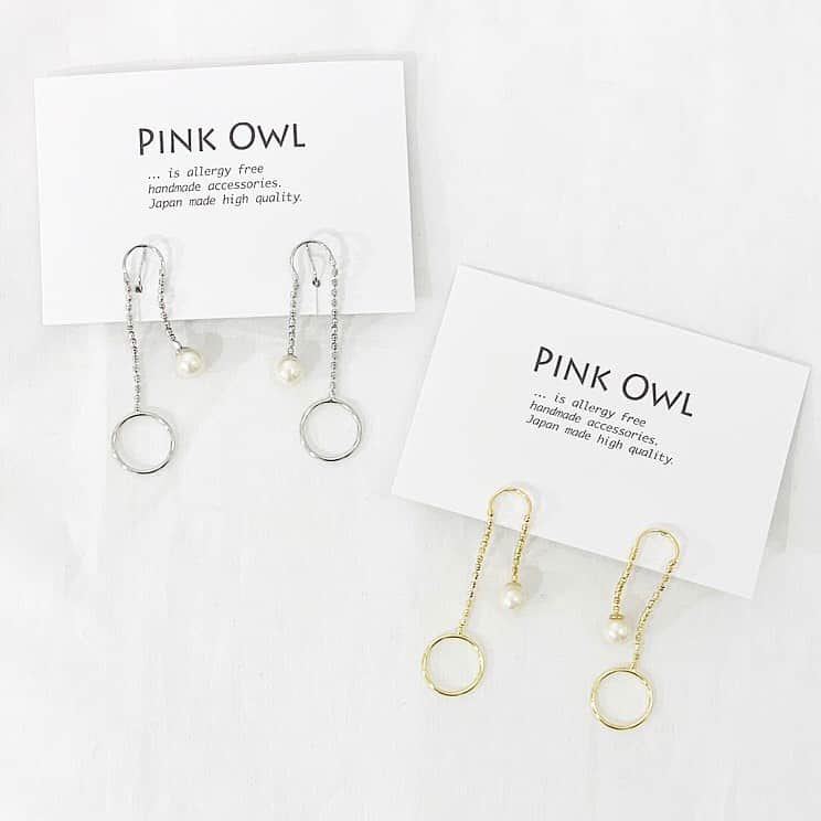 タピエスタイルさんのインスタグラム写真 - (タピエスタイルInstagram)「タピエスタイル京都店です。 「Pink Owl Bijou」より、新作のご紹介です。  大小異なる３つのサークルが軽やかにゆれる、今までに無く動きのあるデザイン。 クールでいてキラキラ繊細な、Pink Owlらしい、エッジの効いた仕上がりは、着けた瞬間にその素晴らしいバランスを感じていただけます◎  また、ネックレスの新作はキヘイチェーンのひとコマをツートンでセッティング。 取り外しも可能で、シンプルながら存在感があり、毎日着けたくなるシャープなおシャレ感もたまりません！  完売していたイヤーカフも揃っていますので、お問い合わせいただいた方は是非お早めにお越しください！  1・2枚目 ピアス/イヤリング ¥4,600+tax 3枚目 ネックレス ¥4,500+tax 4枚目ピアス／イヤリング ¥4,600+tax  #タピエスタイル #タピエスタイル京都店 #ラクエ四条烏丸二階スターバックス隣 #handmadeaccessory #ハンドメイドアクセサリー #PinkOwlBijou」8月13日 14時39分 - tapiestyle