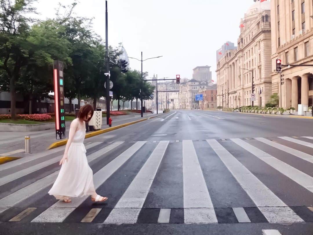 小池美波 1st写真集公式アカウントのインスタグラム：「早朝、人通りが少ないからこその一枚📷✨ #外灘 の洋風建築と、どこかヨーロピアンな雰囲気が素敵💫 #小池美波 #欅坂46 #みいちゃん #小池美波写真集 #みいちゃん写真集 #上海 #みいちゃんと旅 #ビートルズ #みいとるず」