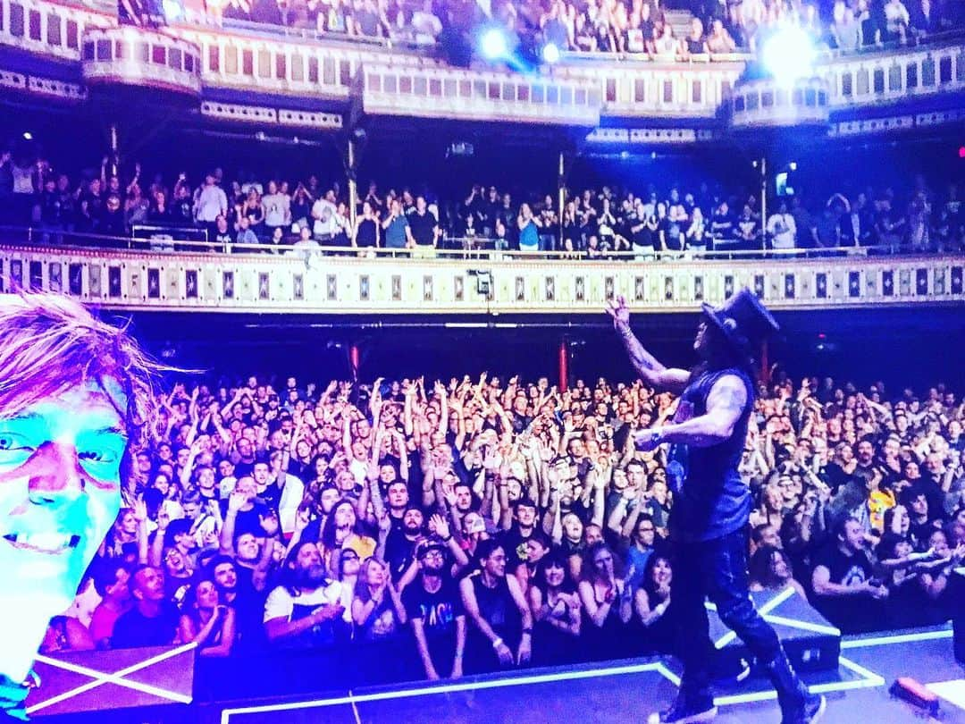 シェーン・ガラースさんのインスタグラム写真 - (シェーン・ガラースInstagram)「Atlanta was bananas tonight! @slash @officialmyleskennedy @toddkerns @franksidoris @thetabernacle」8月13日 14時36分 - shanegaalaasofficial