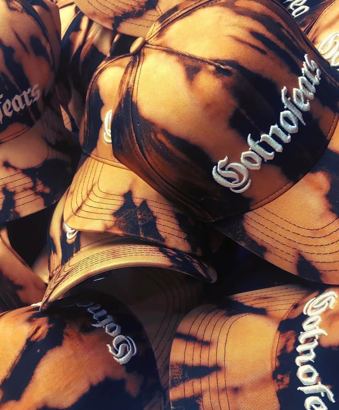 ショウ・ルオさんのインスタグラム写真 - (ショウ・ルオInstagram)「這個禮拜六 G.N.F又要搞事了！ 🔥岩漿帽 🔥限量20頂  Gotnofears Lava Dad Cap / Limited Edition @gotnofears_official #gotnofears_official」8月13日 14時44分 - showlo