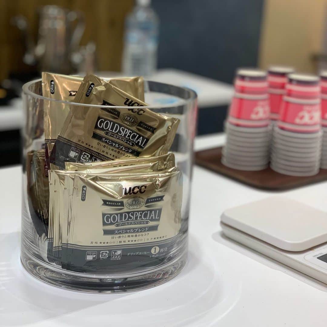のインスタグラム：「※ @uccueshimacoffee exhibition ☕️ . Tasting tasting and tasting ☕️ . 先日お邪魔したUCCの展示会。 . テイスティングをはじめ ドリップのデモストレーション . そして、コラボレーションの提案 . 毎日飲むコーヒーだからこそ 興味津々で色々体験させていただき ました✨ . コーヒーもサブスクの時代になって 毎月送られてくるキットを お土産で頂きました✨ . 撮った写真を瞬時にラテアートに プリントできる技術もネタとしては🙆‍♀️ . . #ucc #coffee #coffeeholic #コーヒー #コーヒー好きな人と繋がりたい #ueshimacoffee #uccueshimacoffee #上島珈琲」