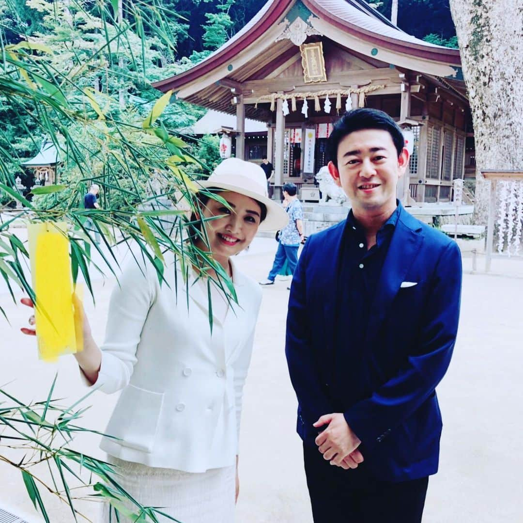 白石小百合さんのインスタグラム写真 - (白石小百合Instagram)「⛩⛩⛩ 新元号「 #令和 」ゆかりの地！ #坂本八幡宮 ✨✨✨ . 令和の典拠となったのは、 日本最古の歌集「 #万葉集 」に収められた 730年頃に太宰府長官だった #大友旅人 が読んだ「#梅花の歌 」三二首の序文。その歌が詠まれた宴の場所が坂本八幡宮のあたりとのことで、令和ゆかりの地にお参り⛩ . 1200年ほど前に詠まれた和歌が今の令和に繋がってるとは…歴史の重みを感じて背筋が伸びました✨✨ . そのあとはスタイリッシュすぎる社務所がある #宝満宮竈門神社 にも立ち寄りお守り購入🥰 . 春に #太宰府天満宮 の #宮司 に就任された西高辻さんにご案内いただきました✨✨✨Whitteの香水も購入してくださり…ありがたきことです✨✨✨ . またお参りに伺いたいと思っています🌸」8月13日 14時45分 - sayurishirais