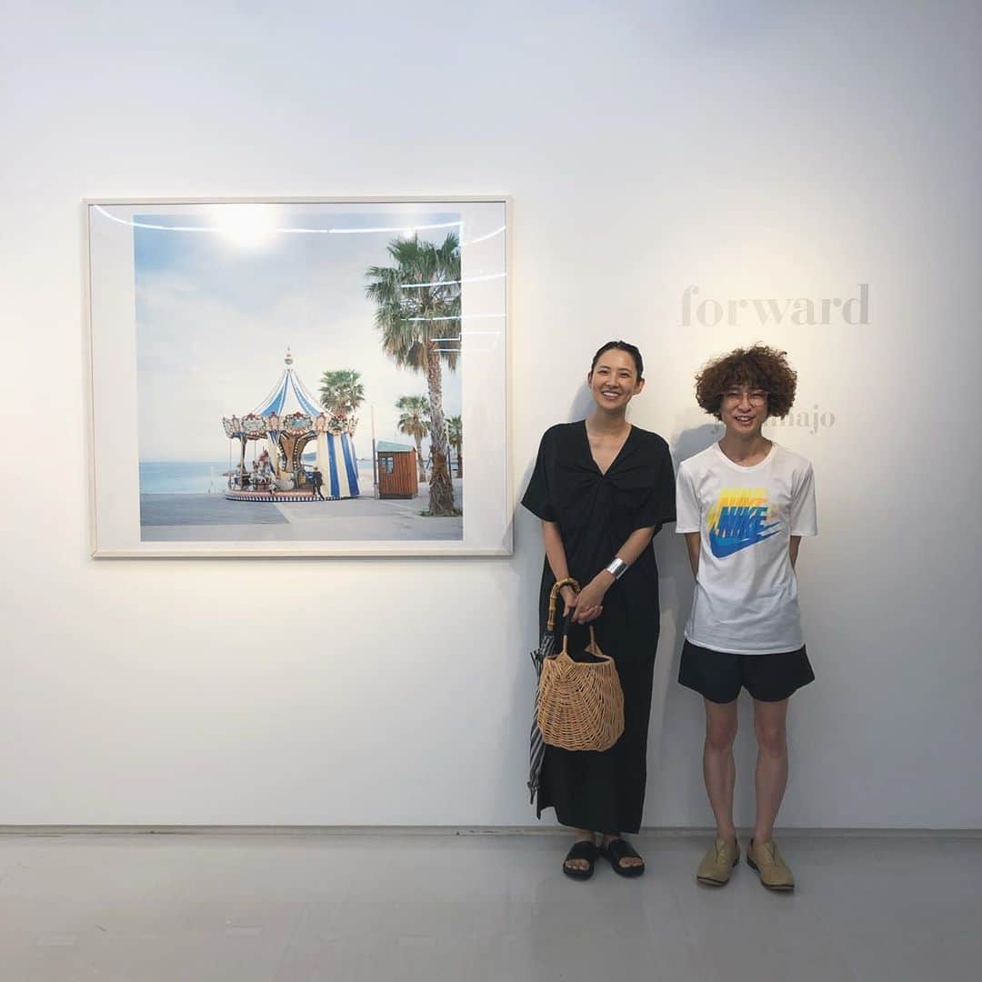 浜島直子さんのインスタグラム写真 - (浜島直子Instagram)「カメラマンの純くん( @junimajo )の写真展へ。  メリーゴーランドだけを撮り続け、探し続け、考え続けた7年間。  ハッピーだけではない、どこかノスタルジックな雰囲気なのは、純くんの真骨頂なんじゃないかと思う。  素晴らしかった。  おめでとう！ ・ 今城純 写真展「forward」 渋谷ヒカリエ8F 18日まで ・ #今城純  #forward #メリーゴーランド #写真展 #ヒカリエ」8月13日 14時45分 - hamaji_0912