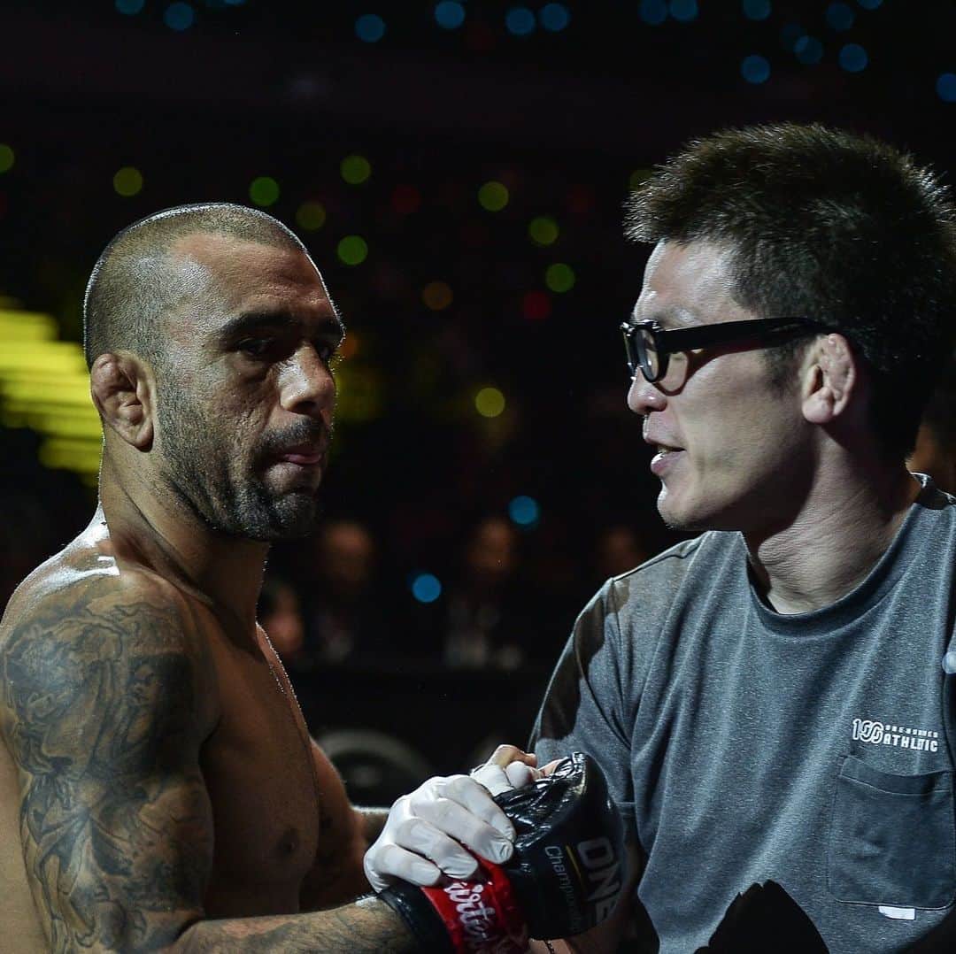 青木真也のインスタグラム：「同い歳。また頑張ろ。オレもまだ頑張る。Same age.Let's do our best again. #onechampionship #evolvemma #evolvefightteam #shinyaaoki #青木真也 #格闘技＃MMA」