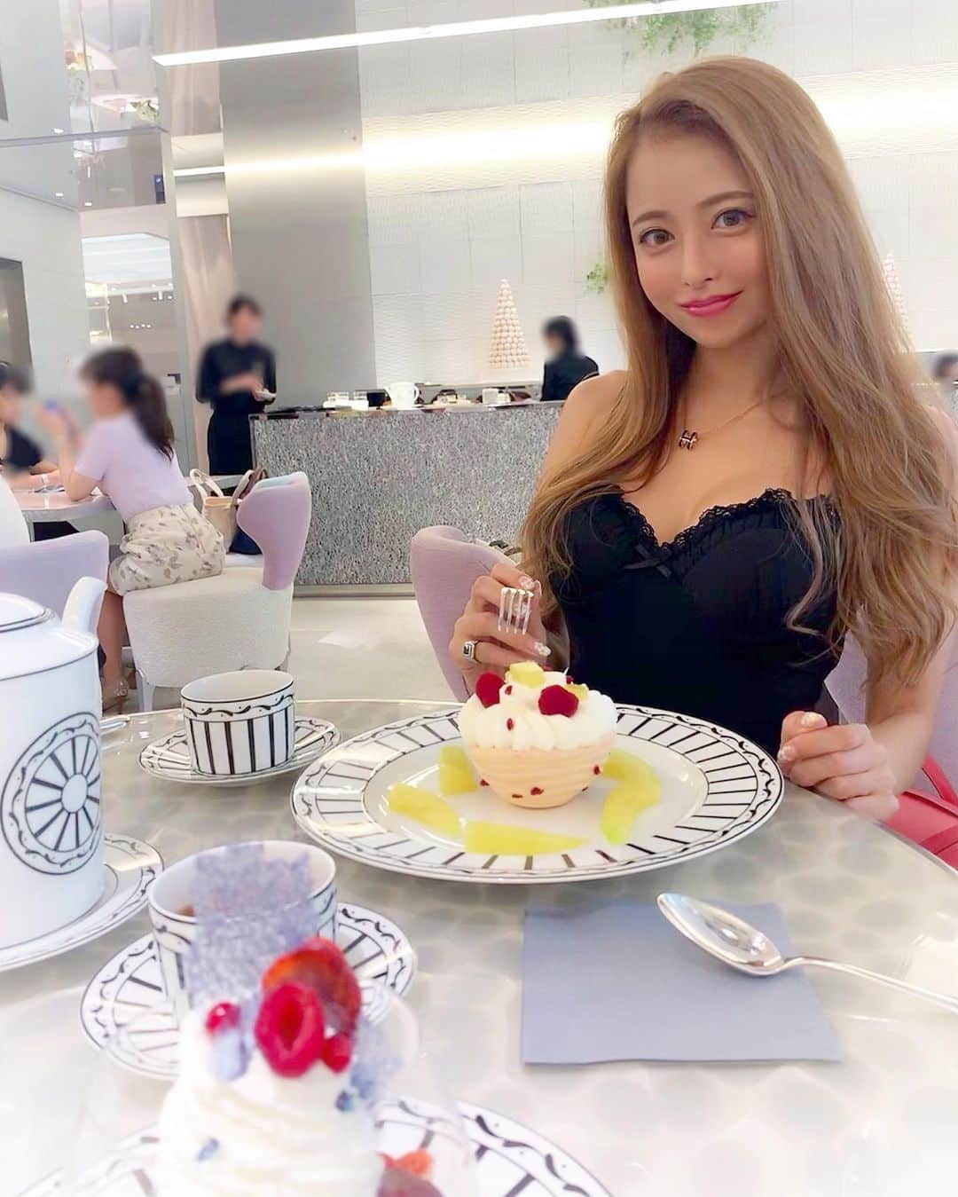 ririさんのインスタグラム写真 - (ririInstagram)「house of dior...💋☕️🥰💓 可愛い店内💕に うっとり😚🌱 デザート🍰も可愛い🍮💕 いるだけでhappyになったよ🥰  #happy #love #dior #houseofdior #teatime #銀座 #ginza」8月13日 14時52分 - riri.ribon