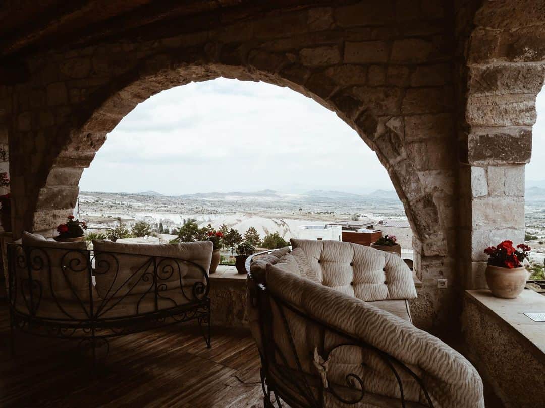 仲村美香さんのインスタグラム写真 - (仲村美香Instagram)「カップルで来てる人が多くて、 この椅子に二人で座って のんびりしてる人が多くて 素敵だったよー🤣💕 風がなかったら気球が飛んで ここから見れたらしい😢❤️ ・ ・ ・ ・ #カッパドキア#トルコ#turkey#Cappadocia#museumhotel #ミュゼウムホテル#洞窟ホテル」8月13日 14時53分 - mikapu0519