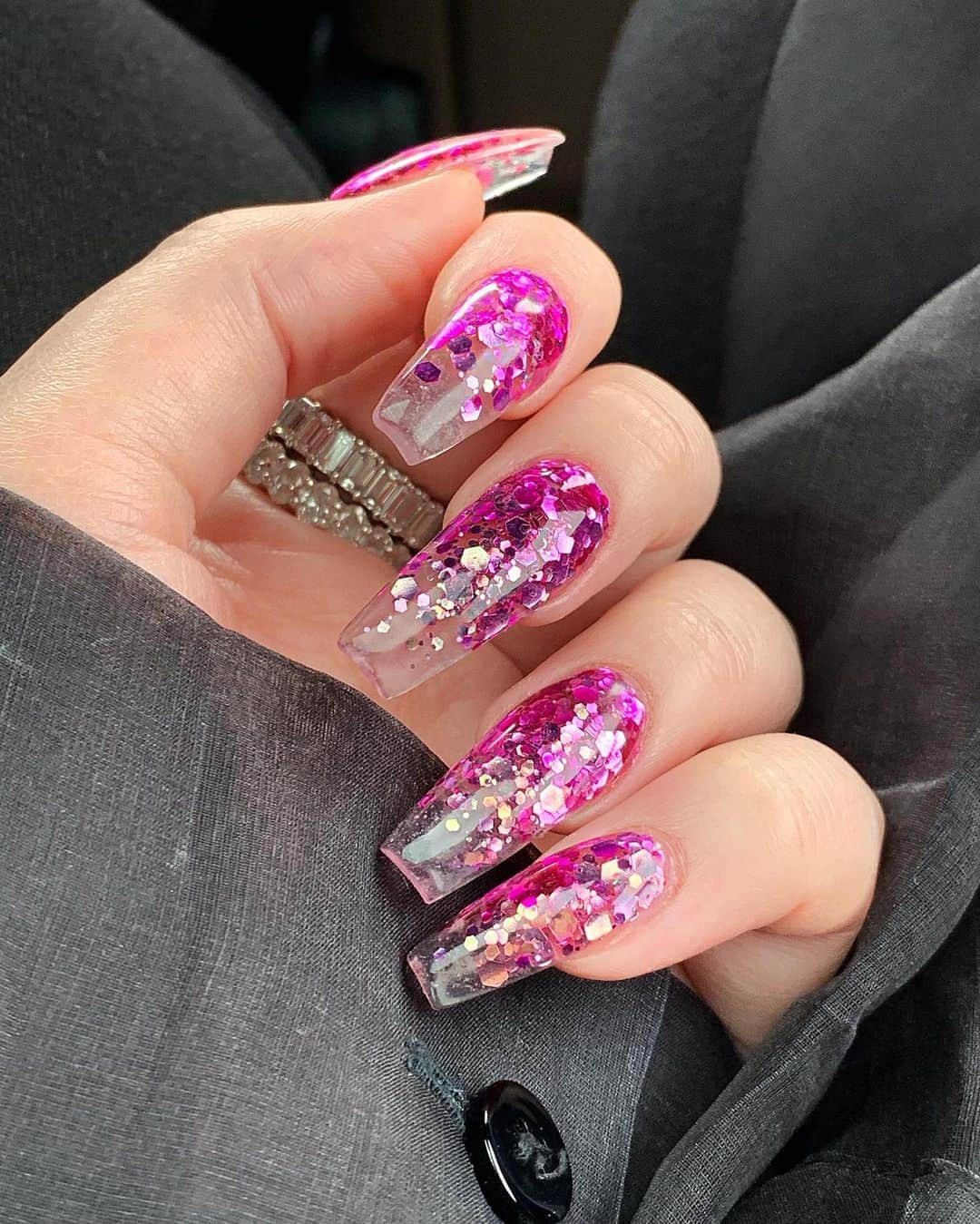 NikkieTutorialsさんのインスタグラム写真 - (NikkieTutorialsInstagram)「glitter glass 💅🏻💎✨by my queen @electanailart 😇 tag someone who would get these!」8月13日 5時56分 - nikkietutorials